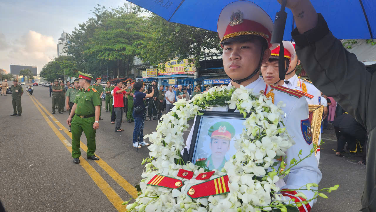 Đồng đội thương tiếc tiễn đưa Thượng sĩ Cảnh sát Cơ động Nguyễn Ngọc Minh Nhật