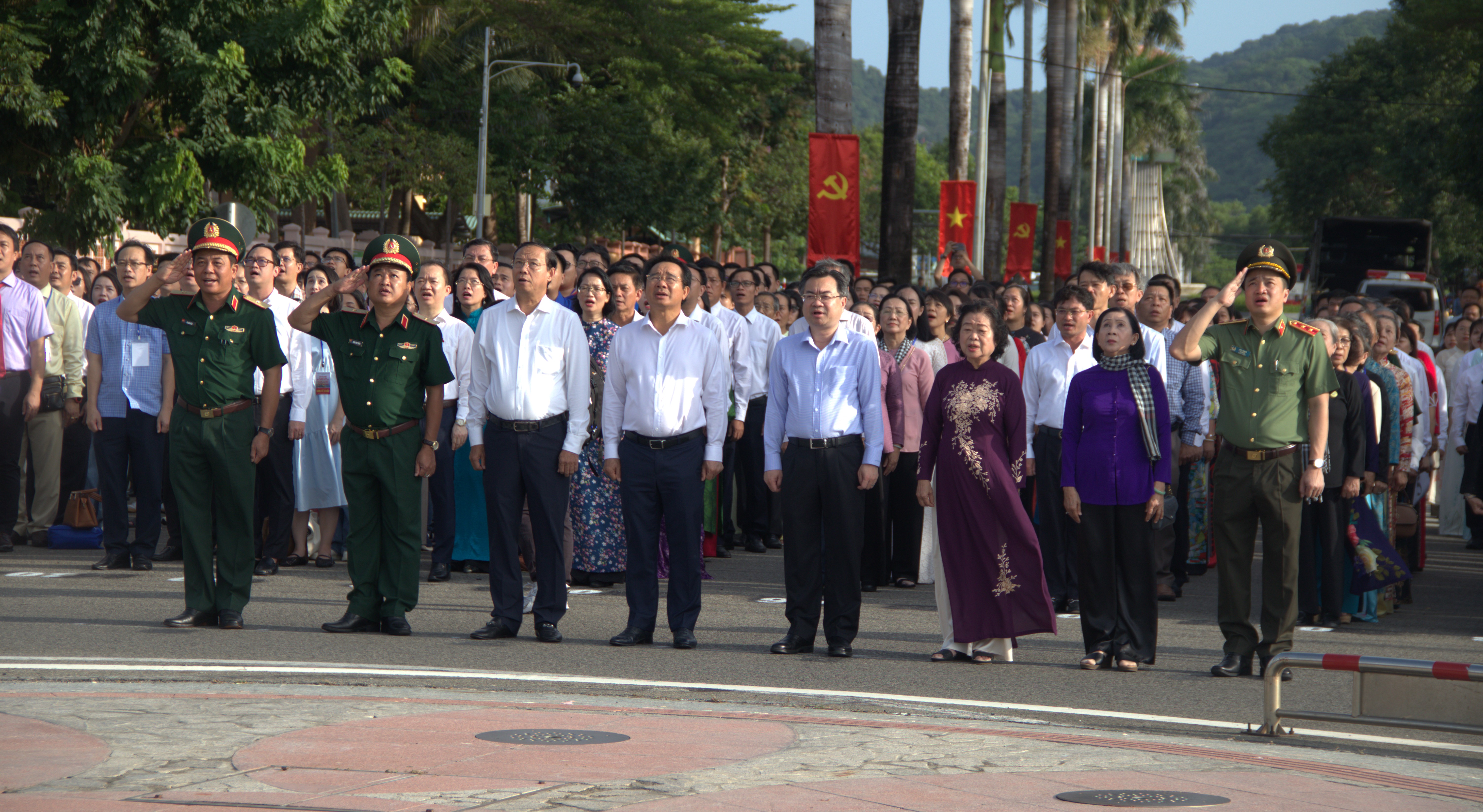 Đoàn lãnh đạo TP.HCM thăm, tặng quà gia đình chính sách, lực lượng vũ trang tại đặc khu Côn Đảo