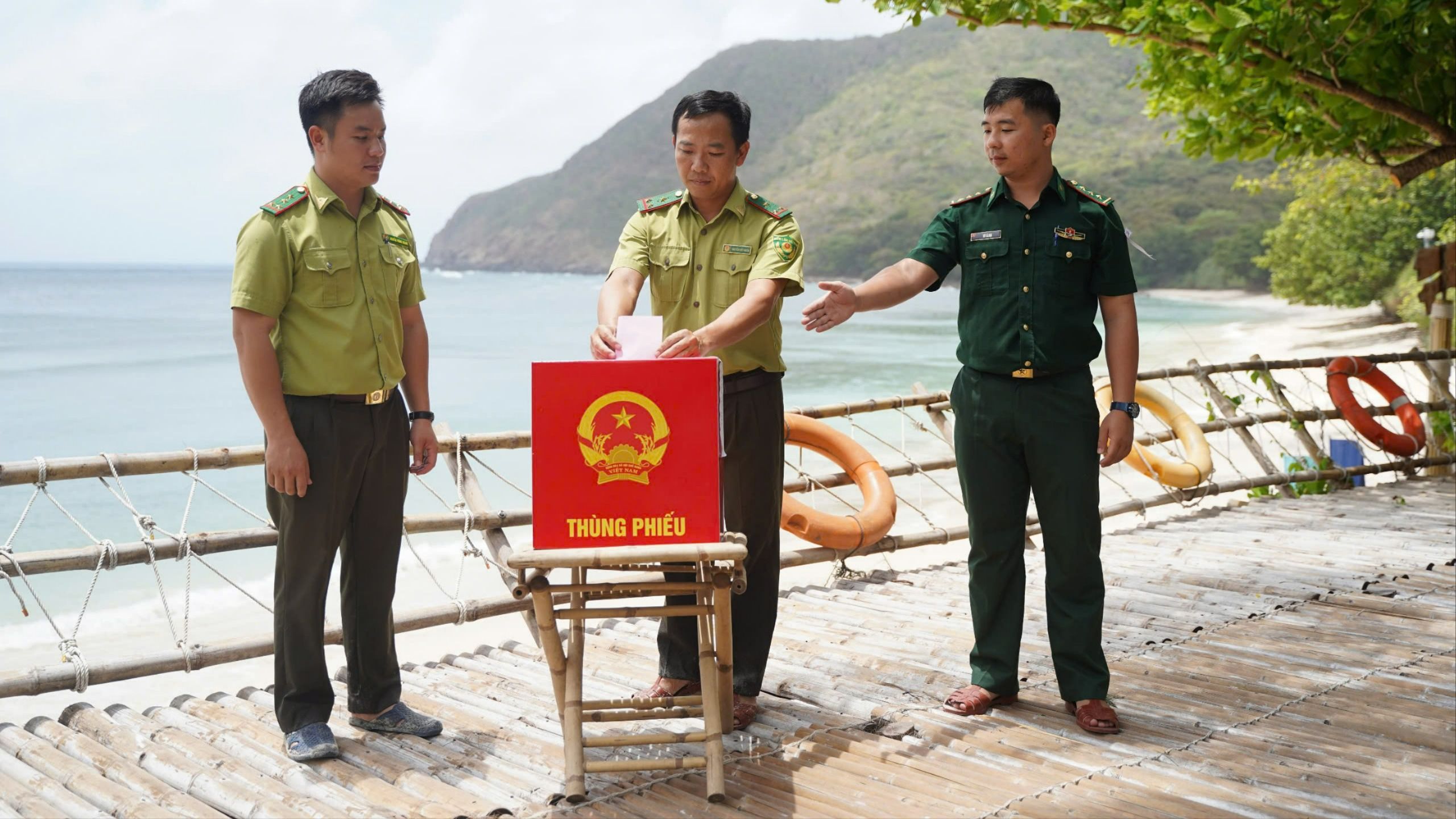 Vượt sóng đưa thùng phiếu đến với cử tri ở Côn Đảo