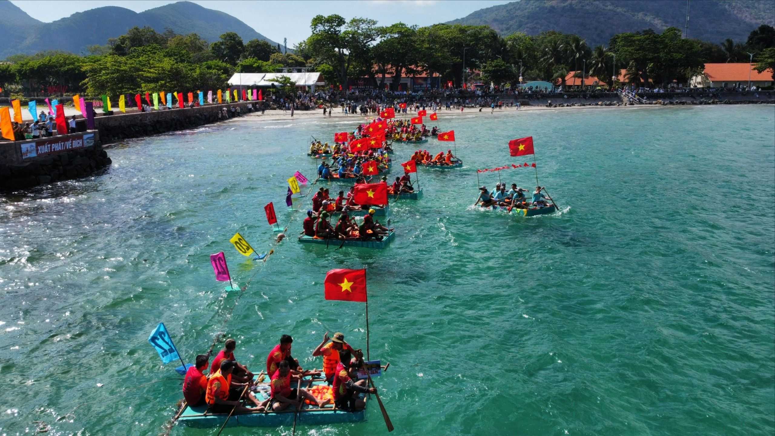 Tái hiện lịch sử 'kết bè vượt ngục' qua hội thi đua bè trên biển Côn Đảo