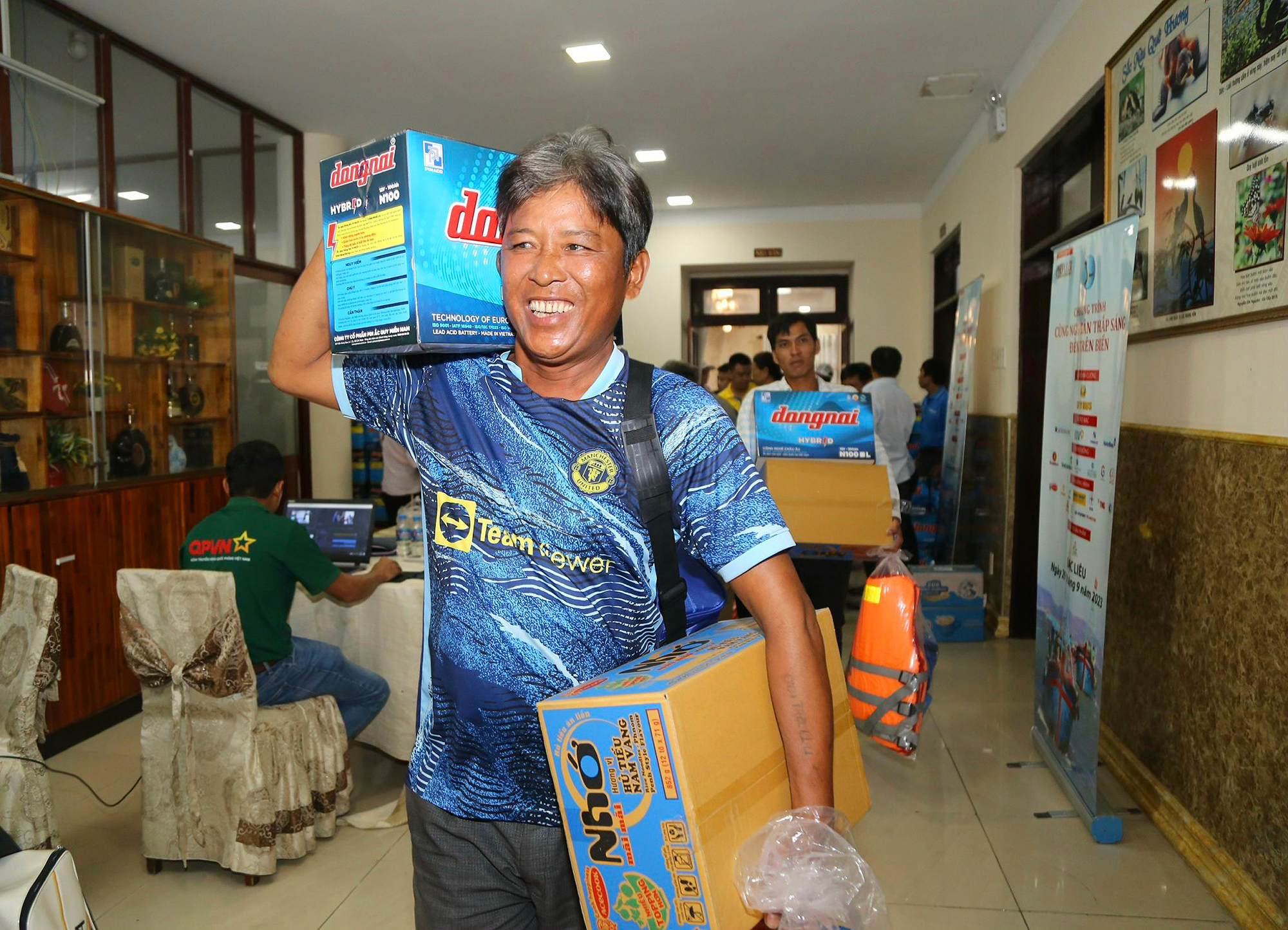 Cùng ngư dân thắp sáng đèn trên biển: Những món quà thiết thực, ý nghĩa 