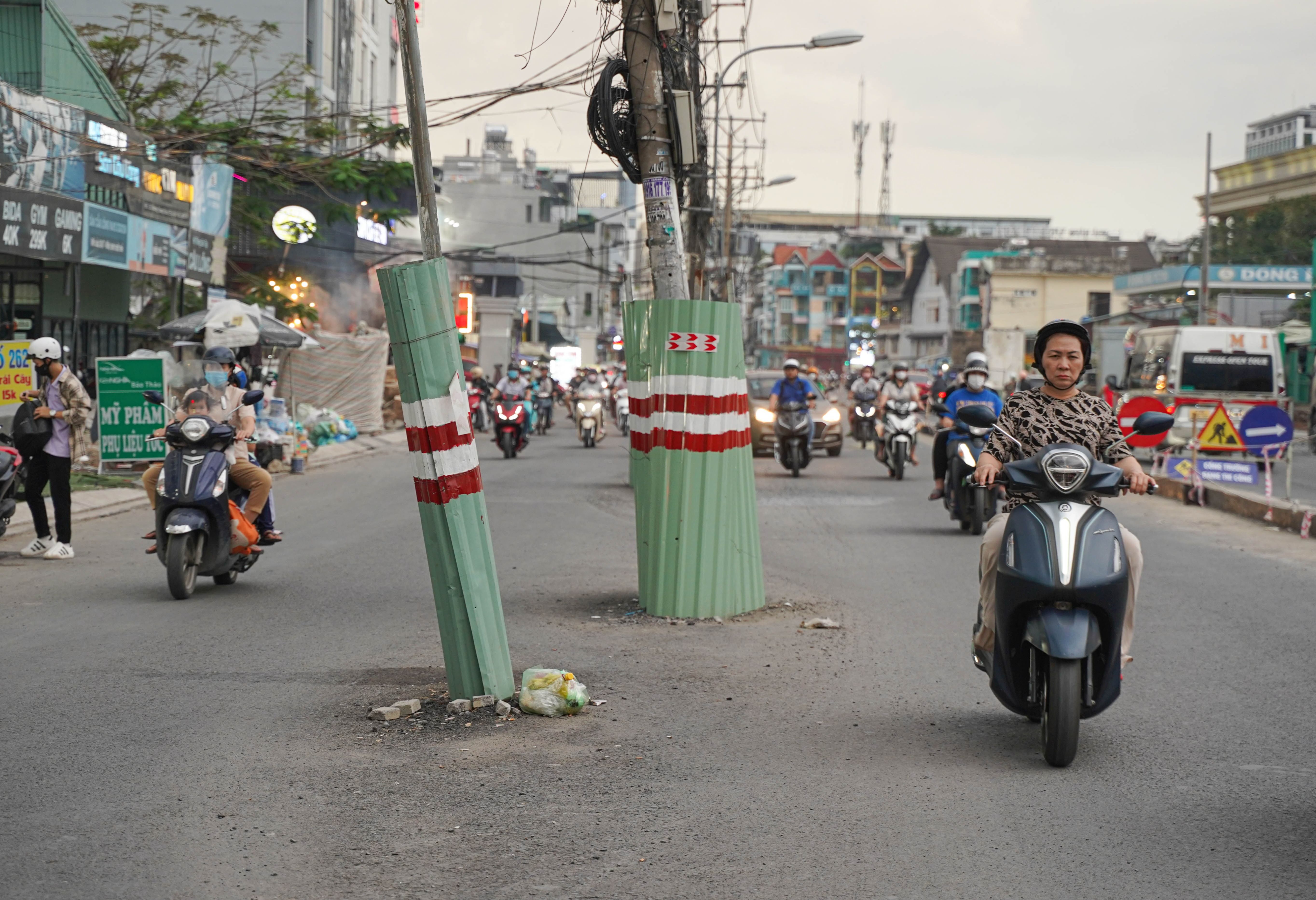 Lái xe luồn lách qua 'ma trận' chướng ngại vật giữa đường ở TP.HCM
