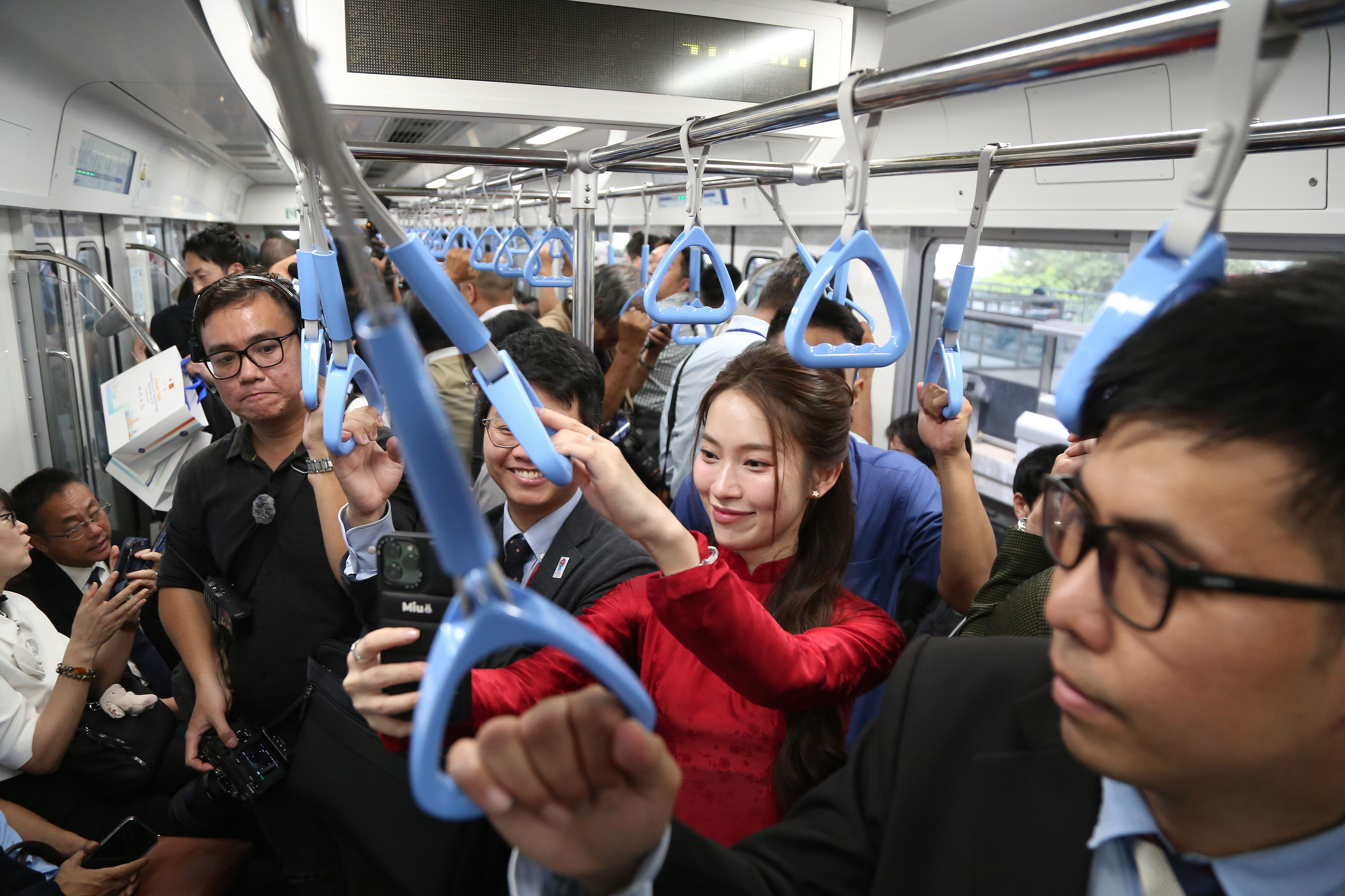Người dân hào hứng đi metro số 1 trong ngày chính thức khánh thành 
