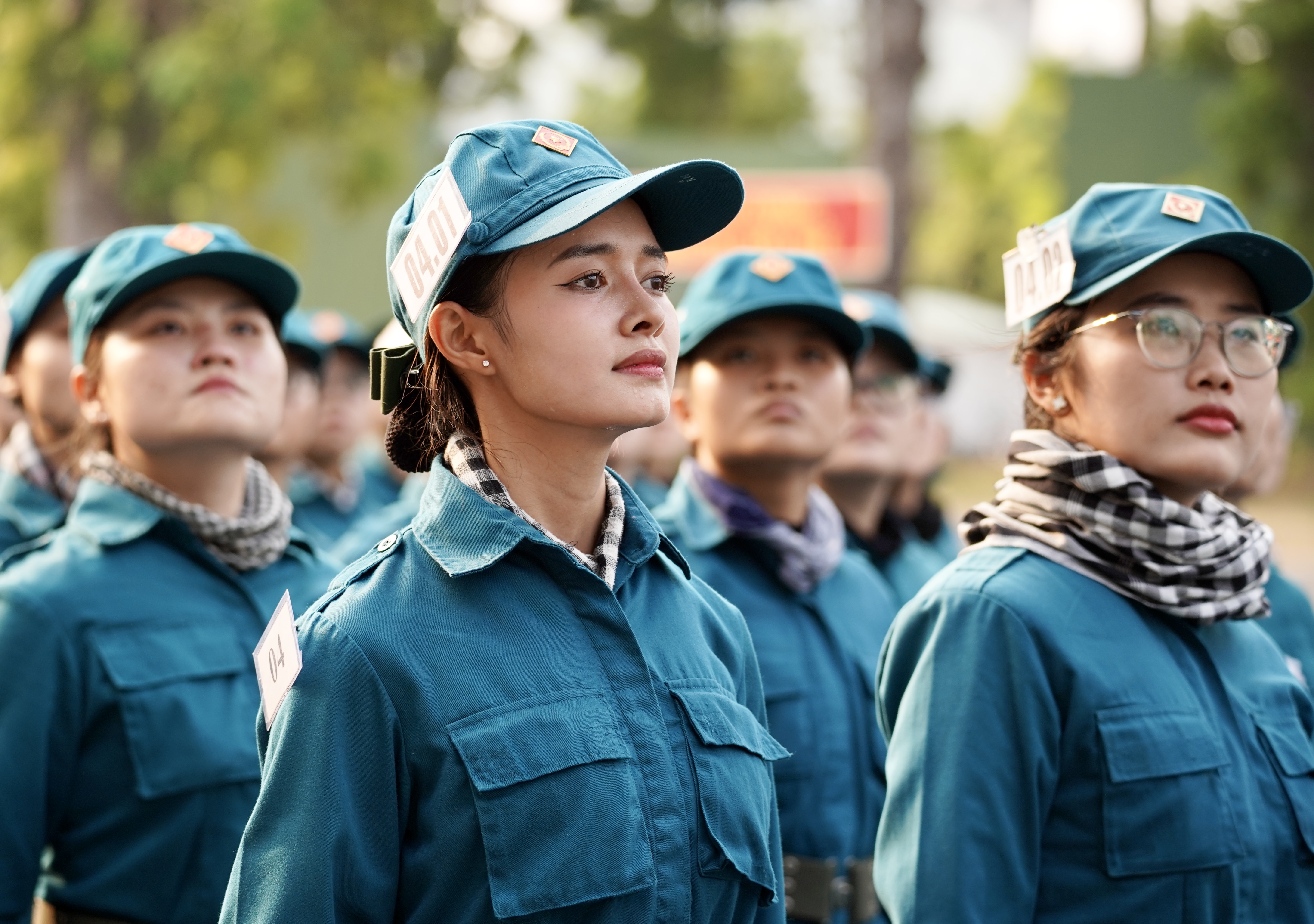 Ngắm những 'bóng hồng' du kích miền Nam đội nắng tập luyện cho lễ kỷ niệm 30-4