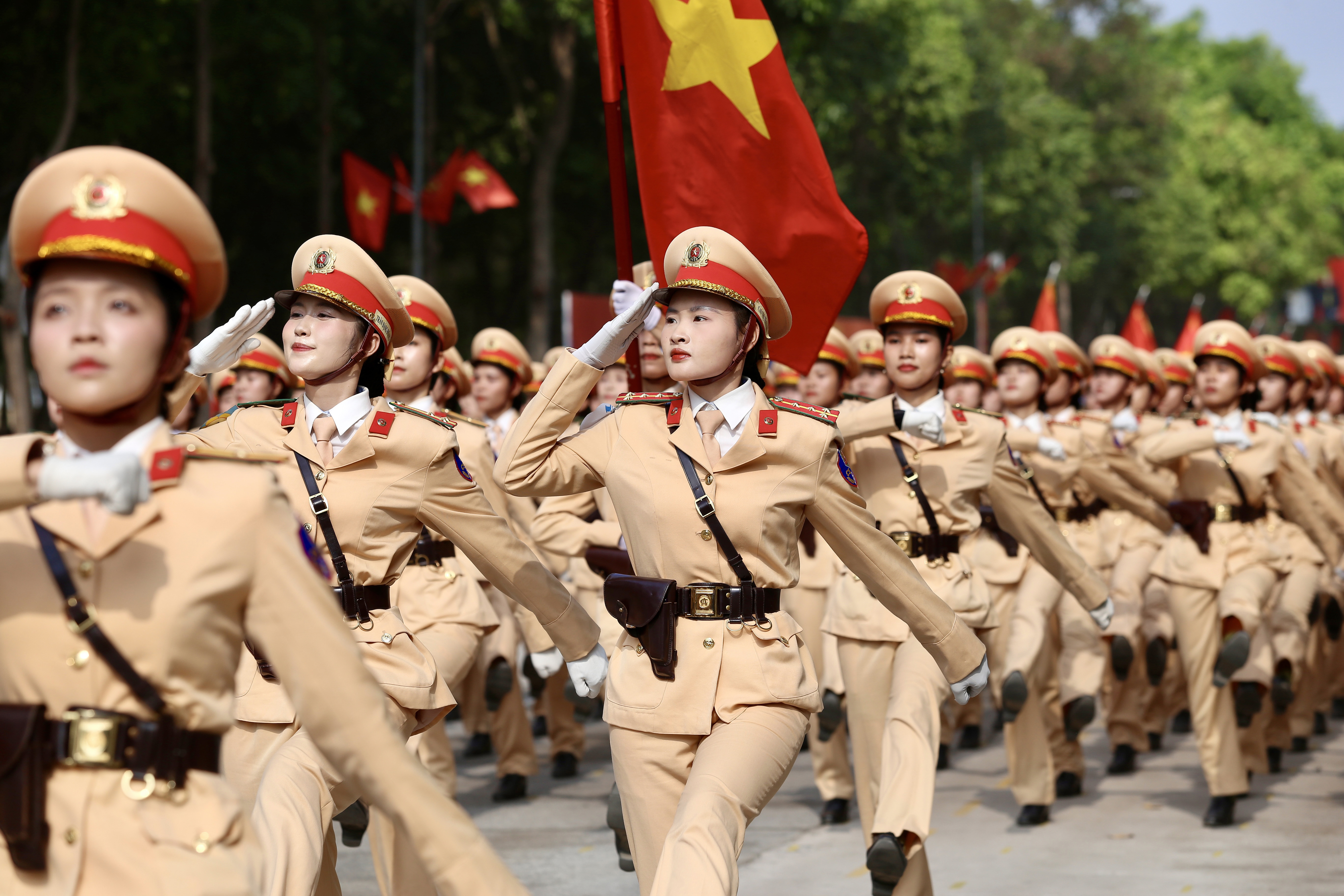 Những 'bóng hồng' Công an nhân dân đội nắng bám thao trường