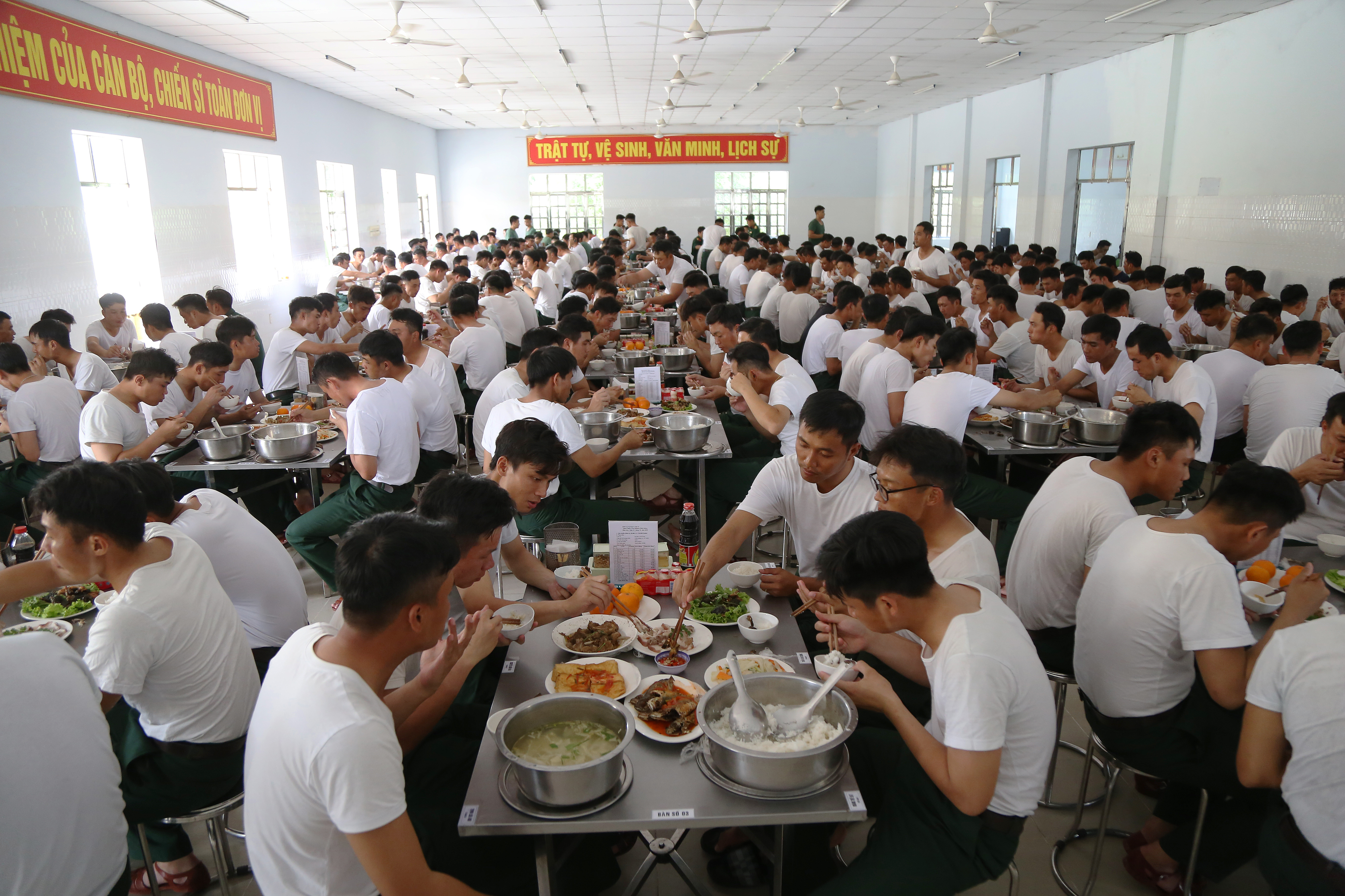 Bữa ăn của hơn 1.000 chiến sĩ Quân đoàn 34 tham gia luyện tập diễu binh 