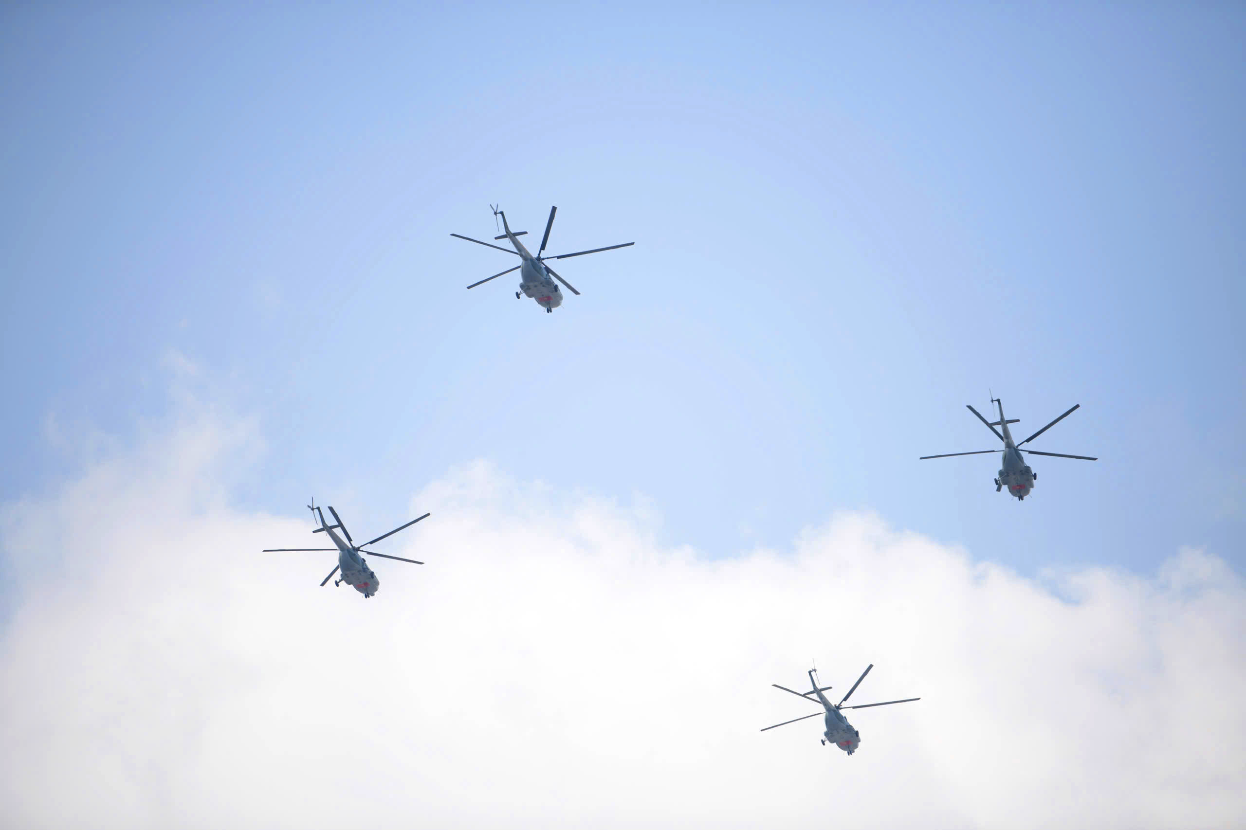 Hàng loạt tiêm kích, trực thăng tập luyện trên bầu trời TP.HCM