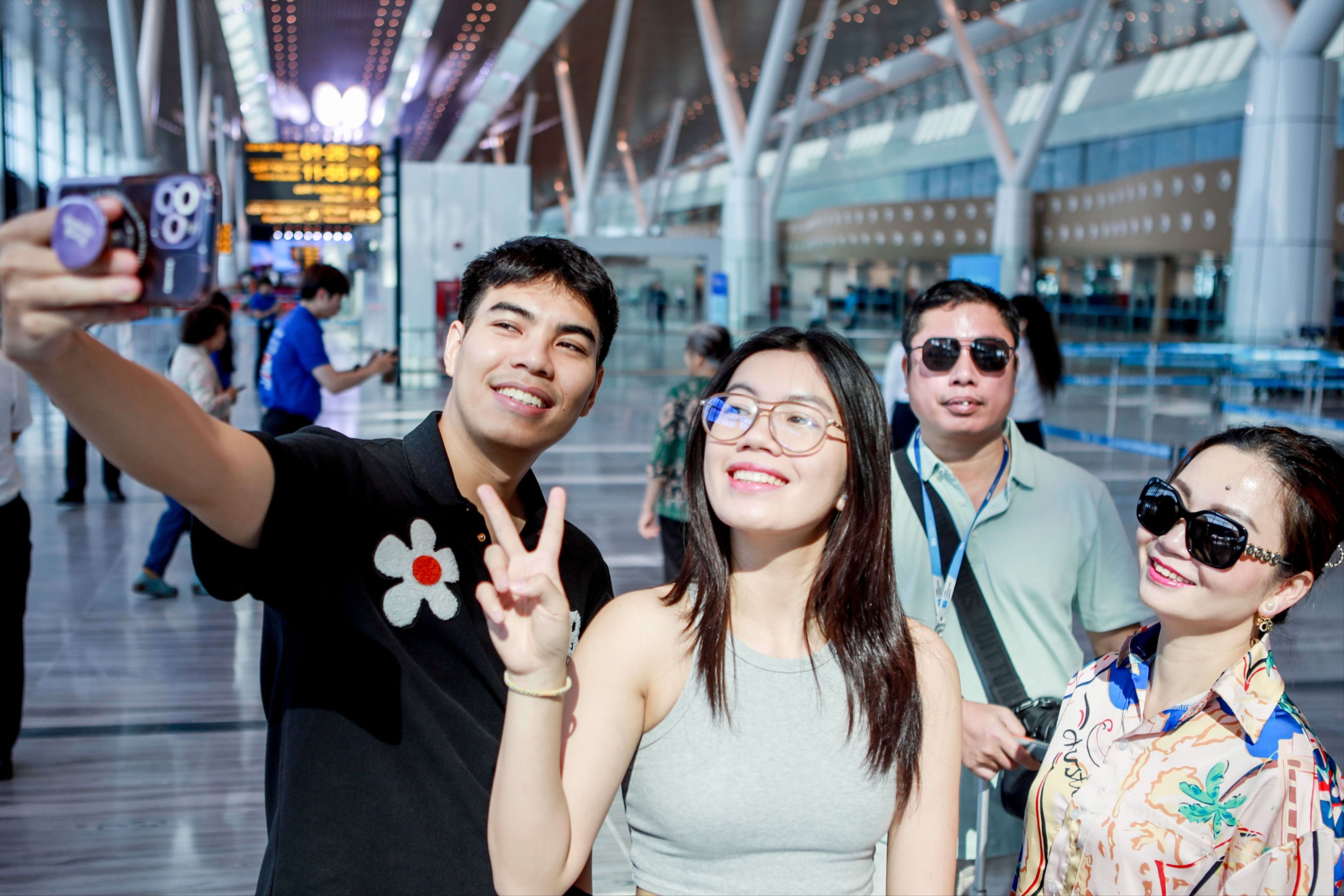 Nhà ga T3 Tân Sơn Nhất khánh thành, người dân háo hức trải nghiệm 