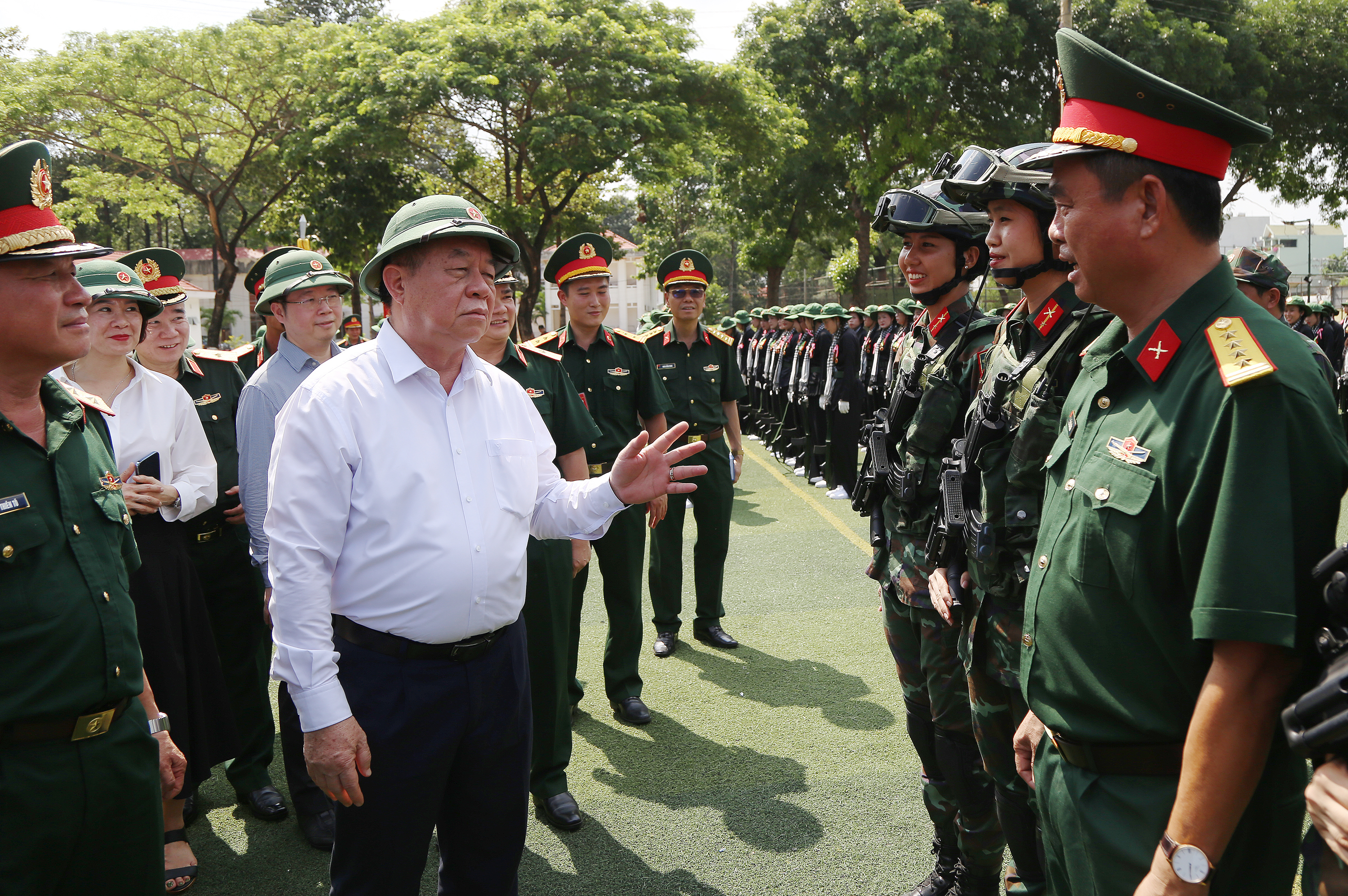 Ông Nguyễn Trọng Nghĩa thăm, tặng quà các khối tham gia diễu binh 30-4 tại TP.HCM