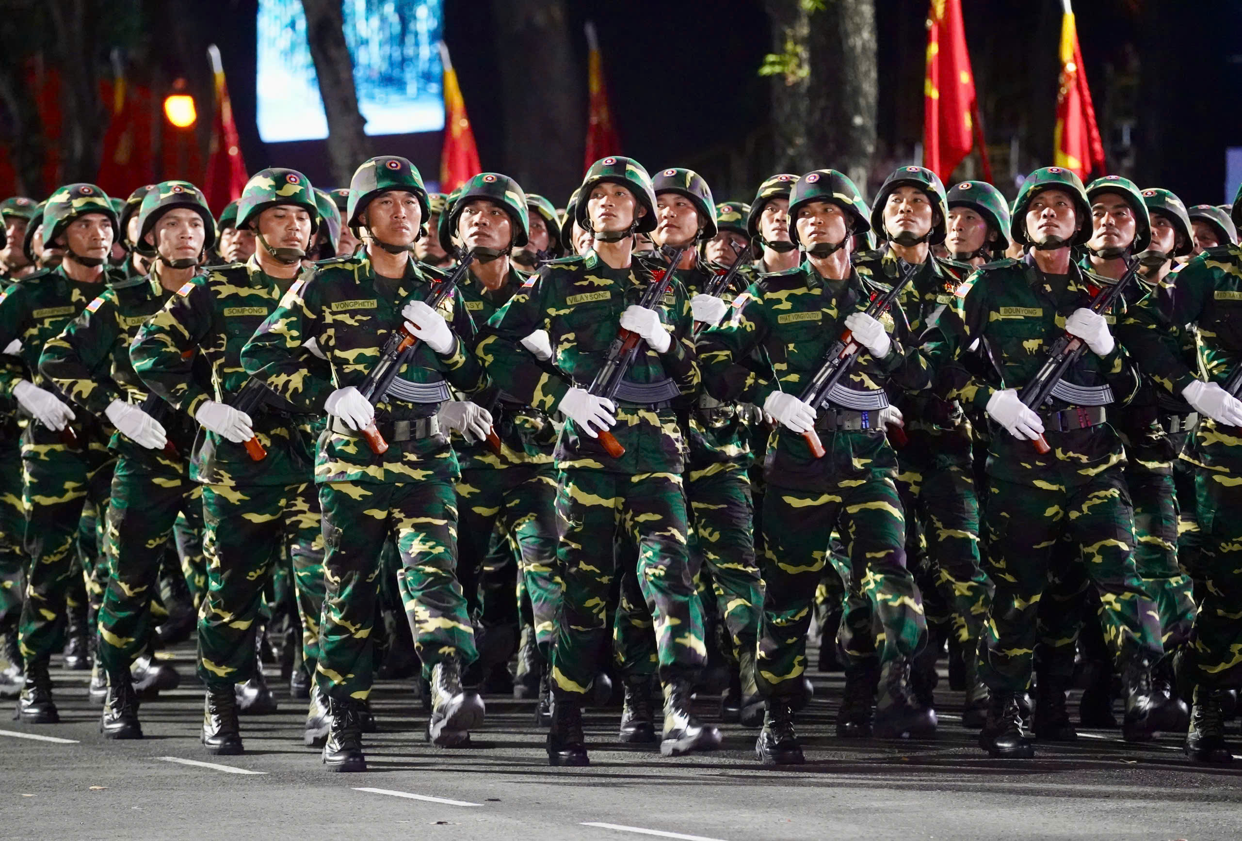 Hình ảnh quân đội Campuchia và Lào tổng hợp luyện diễu binh 30-4 trên đường Lê Duẩn