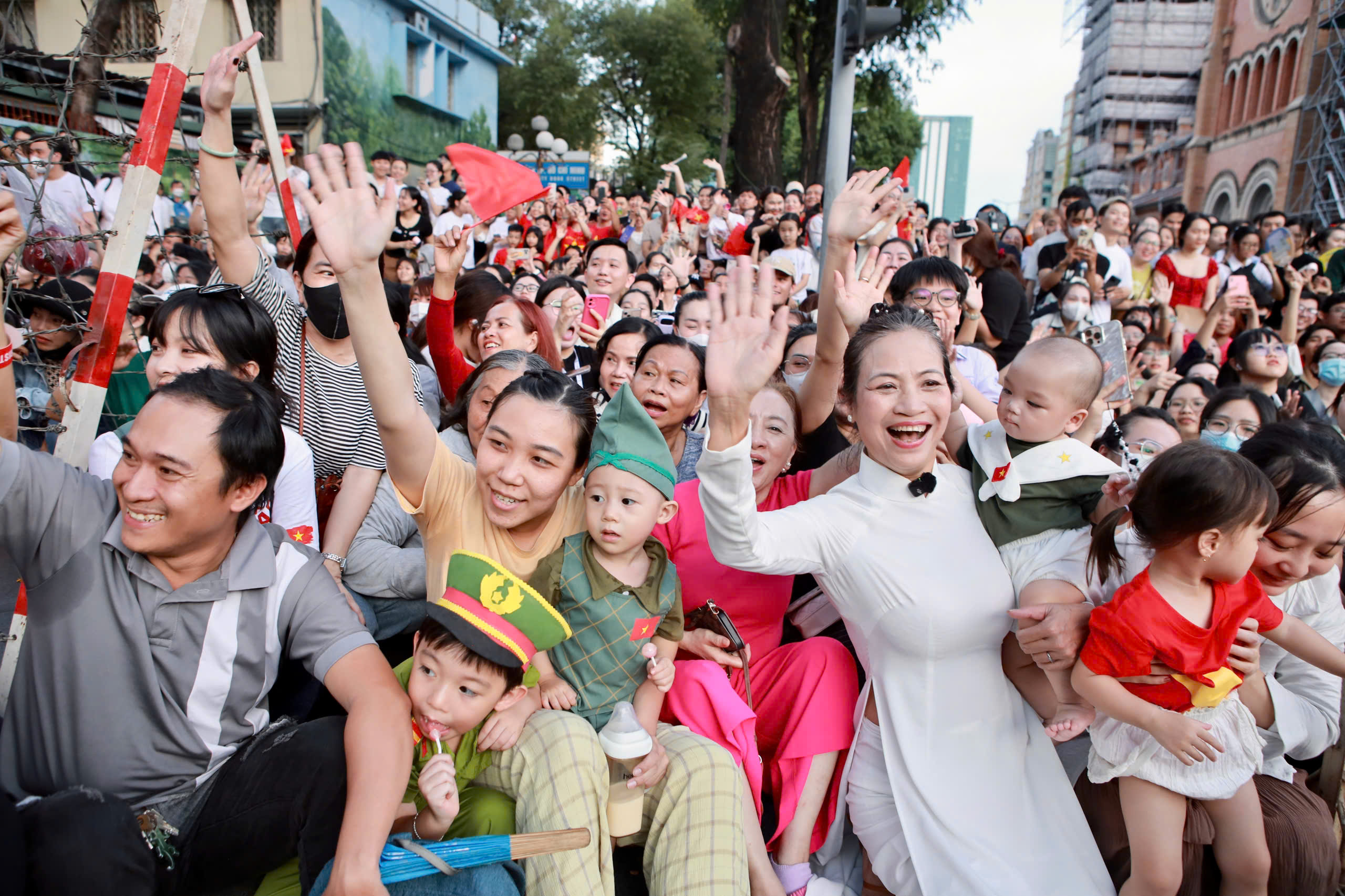 Hàng nghìn người xuống đường Lê Duẩn xem tổng hợp luyện diễu binh 30-4 