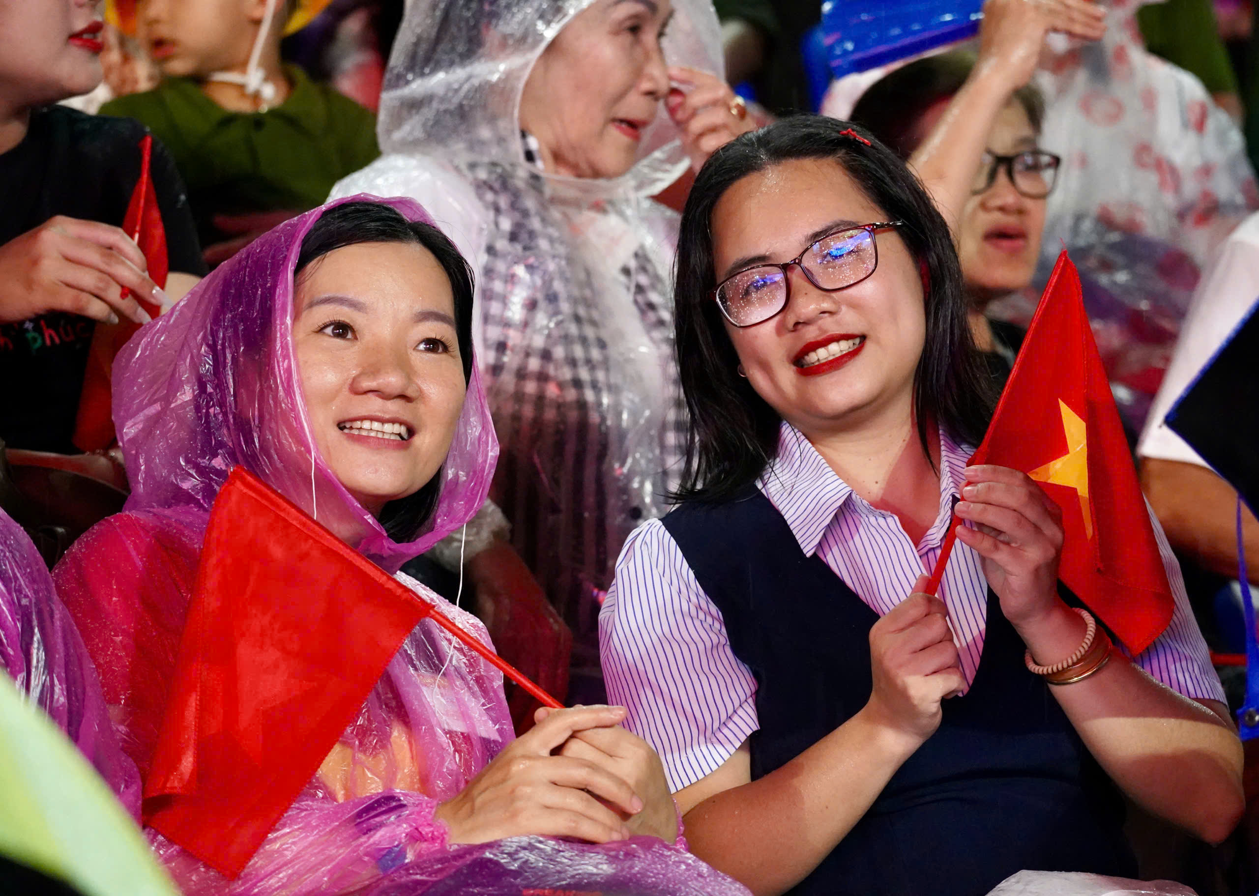 Xúc động hình ảnh người dân đội mưa chờ xem sơ duyệt diễu binh 30-4 