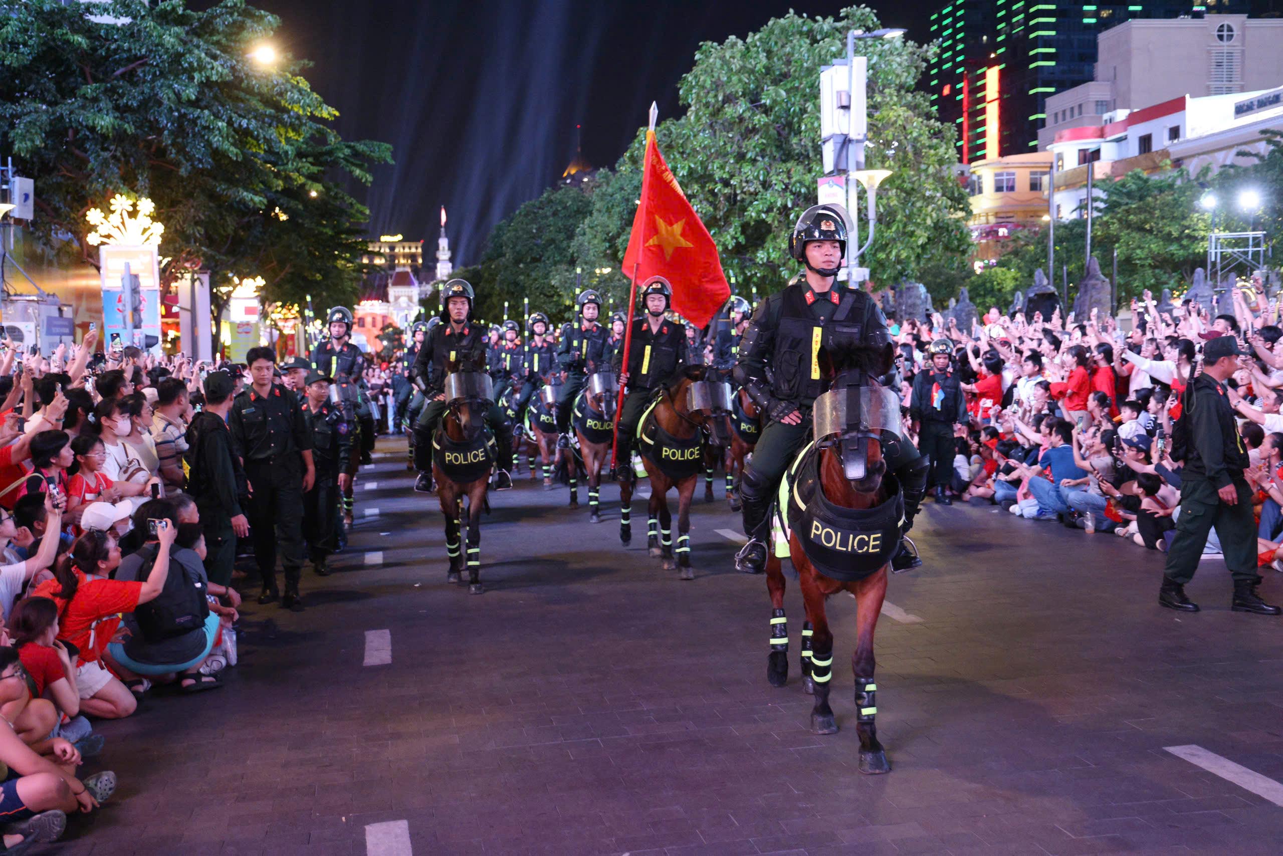 Xem kỵ binh trình diễn trên phố đi bộ Nguyễn Huệ chào mừng đại lễ 30-4