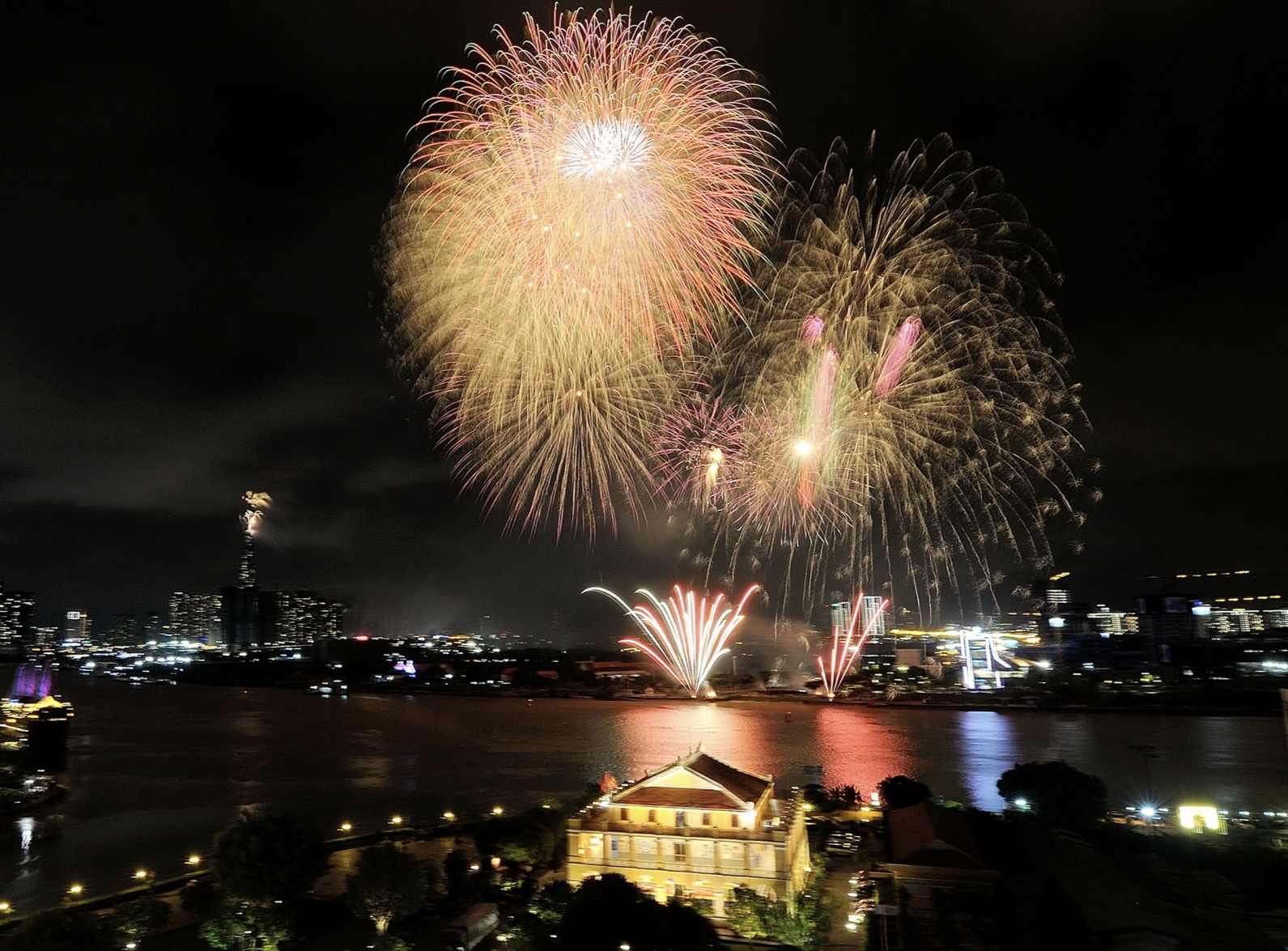 Mãn nhãn màn pháo hoa rực rỡ trên bầu trời TP.HCM chào năm mới 2026