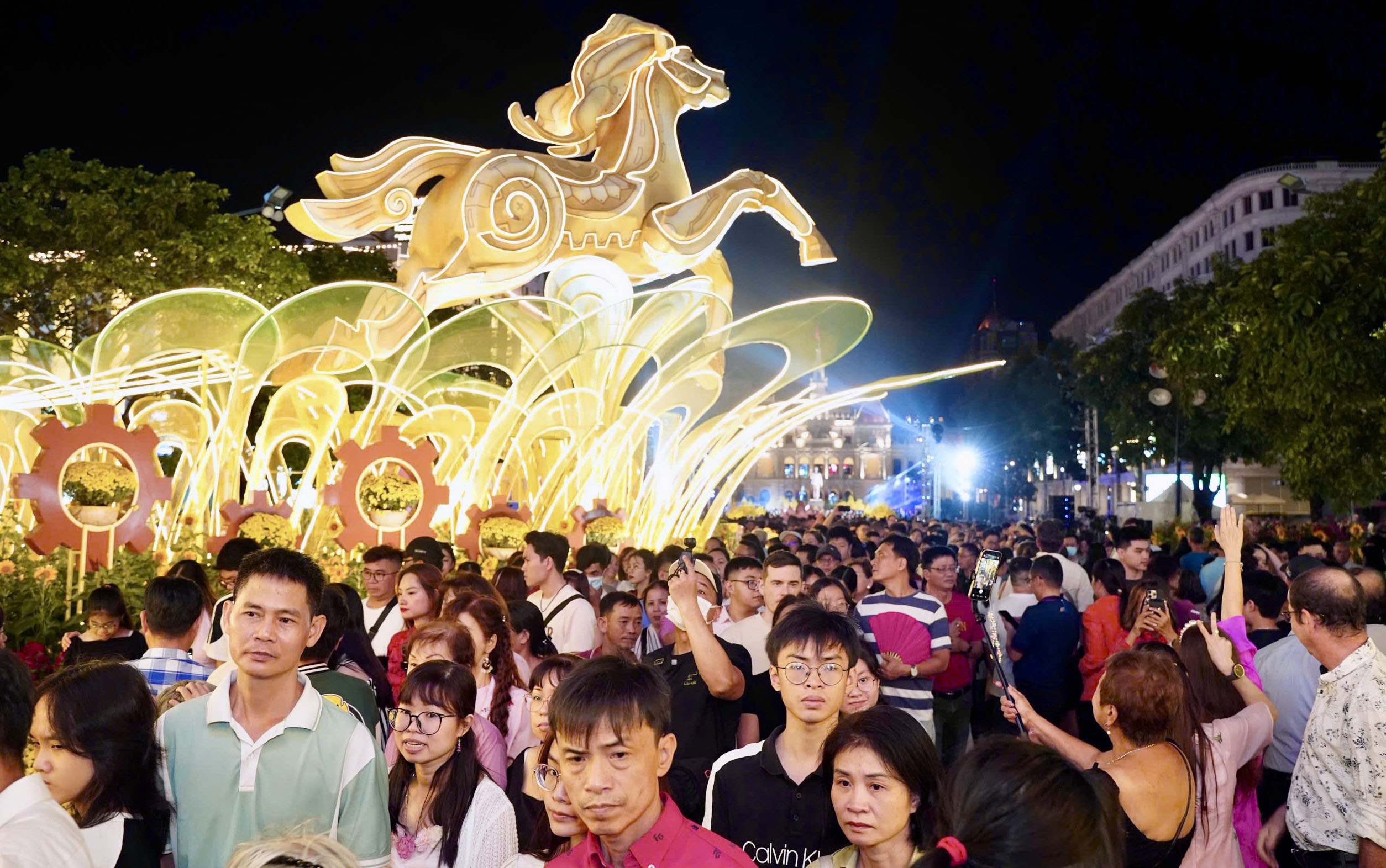 Hàng nghìn người đổ về đường hoa Nguyễn Huệ trong đêm khai mạc 