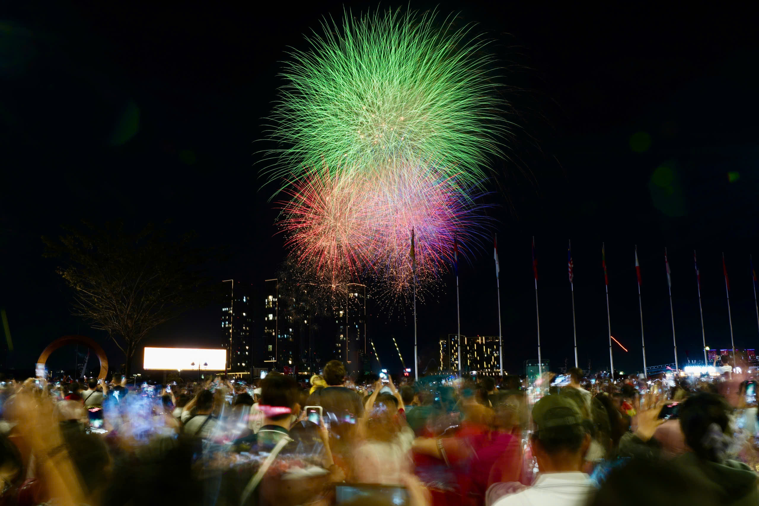 Pháo hoa thắp sáng đêm giao thừa, TP.HCM hân hoan chào năm mới Bính Ngọ