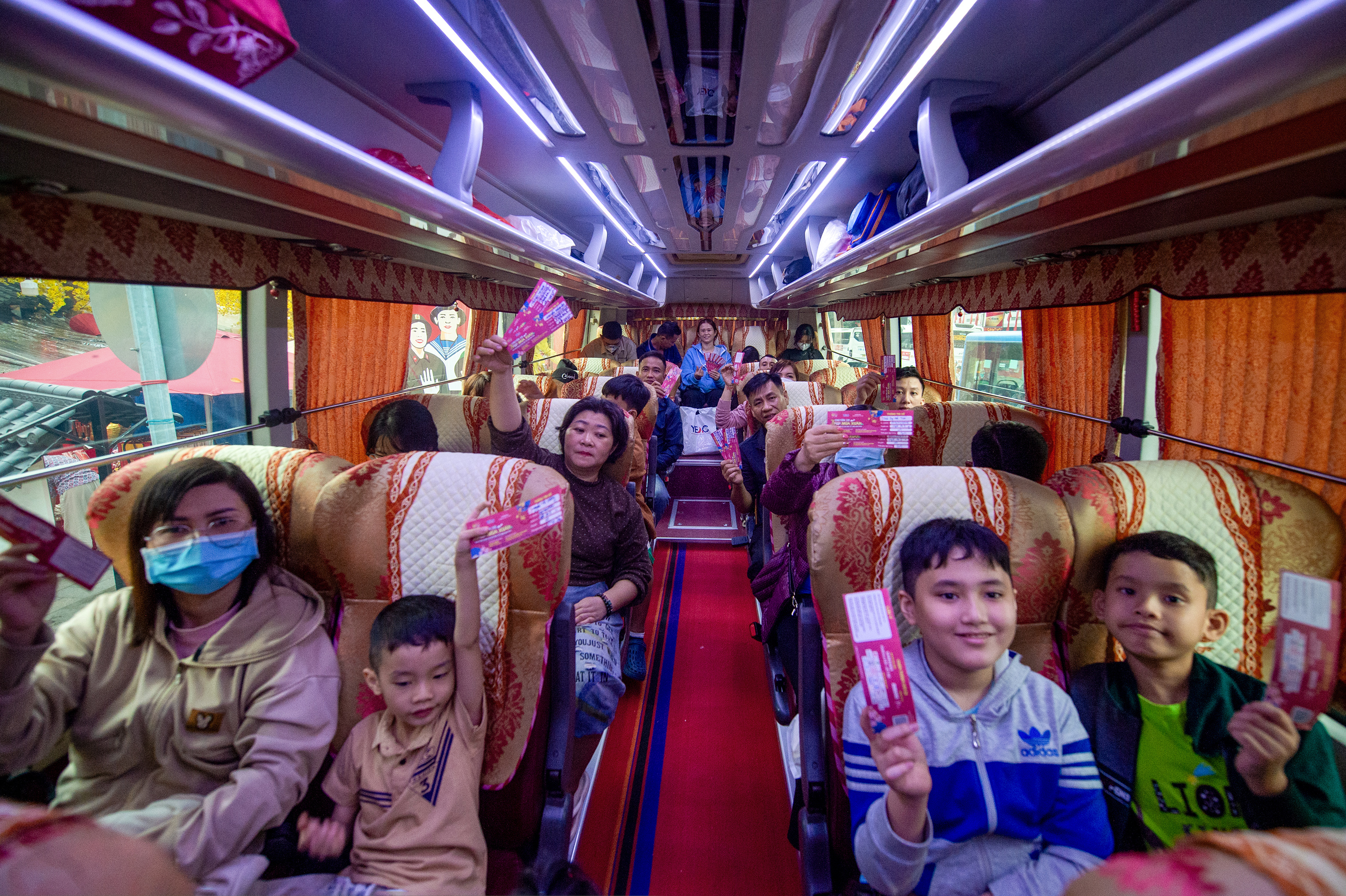 Ấm áp chuyến xe nghĩa tình đưa người lao động về quê đón Tết