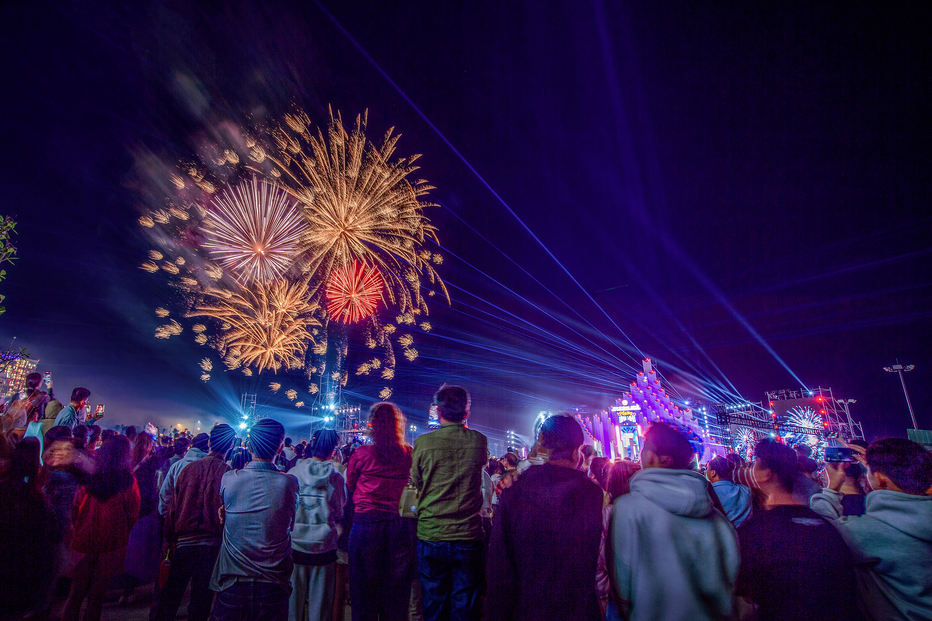 TP.HCM về đêm: Lung linh sắc xuân chào năm mới