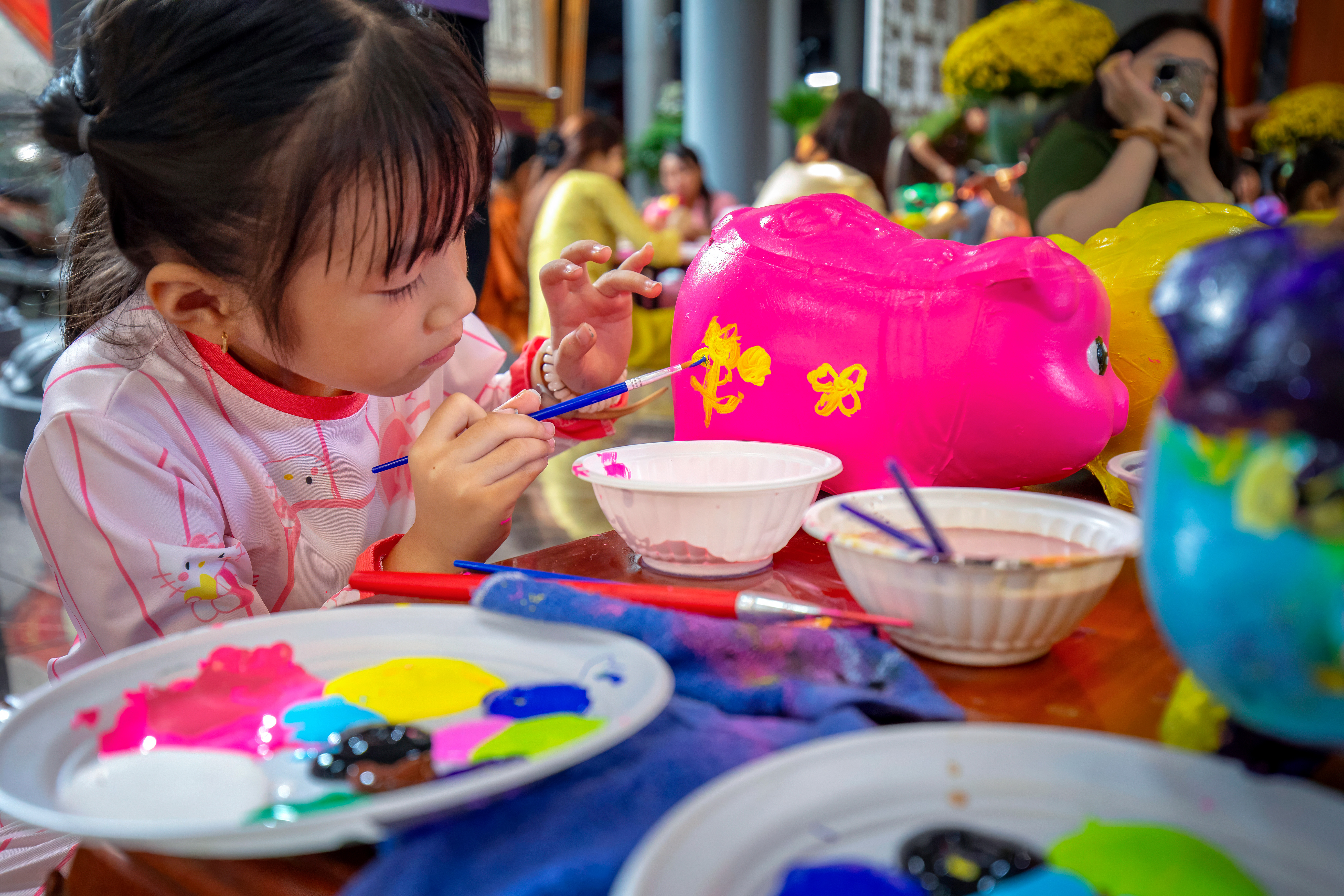 Sắc màu tuổi thơ trong ngày hội vẽ heo đất đầu xuân