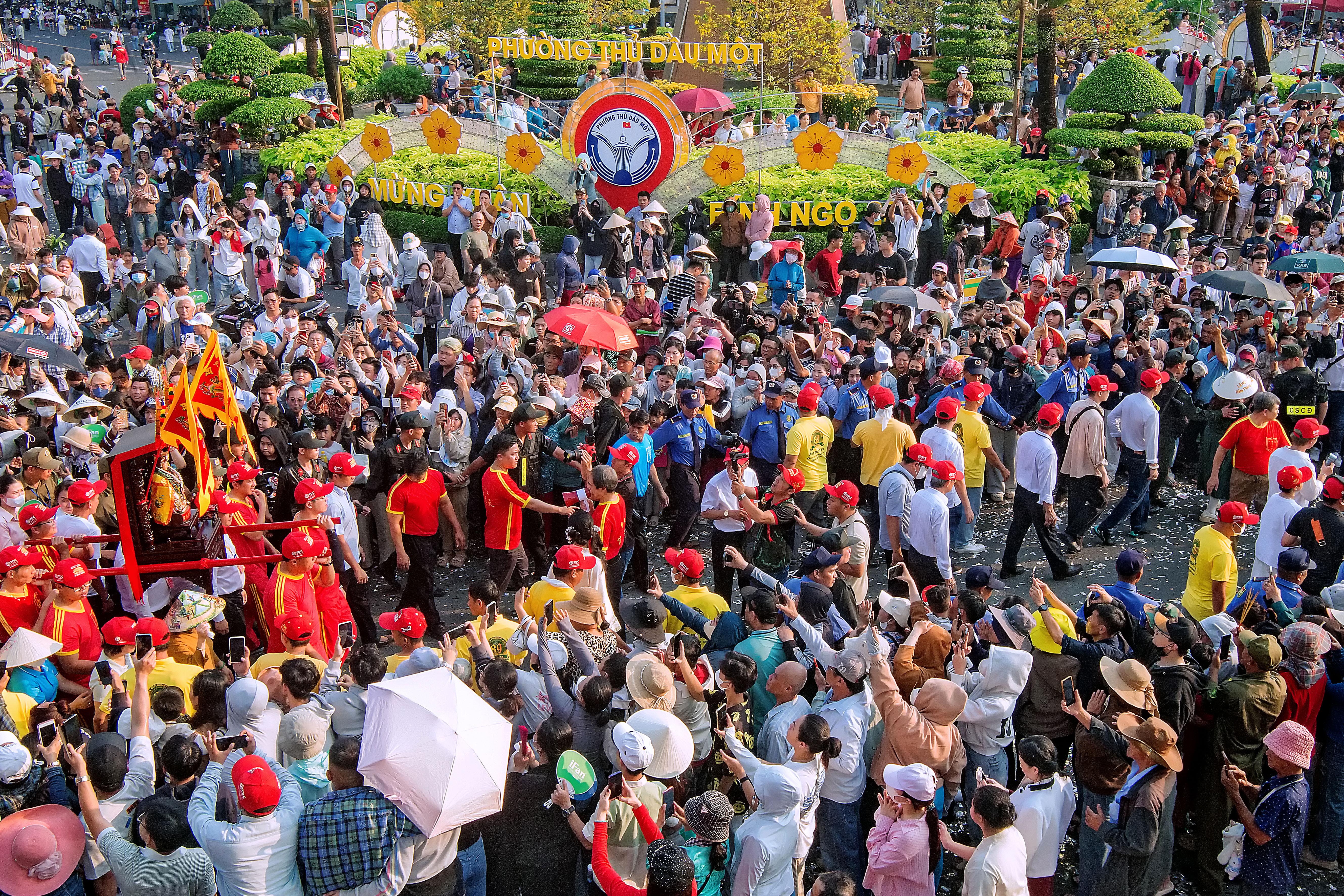 Cuộc thi ảnh 'TP.HCM - Sắc màu mới' lần 2: Rộn ràng lễ hội rước cộ Bà Thiên Hậu năm 2026