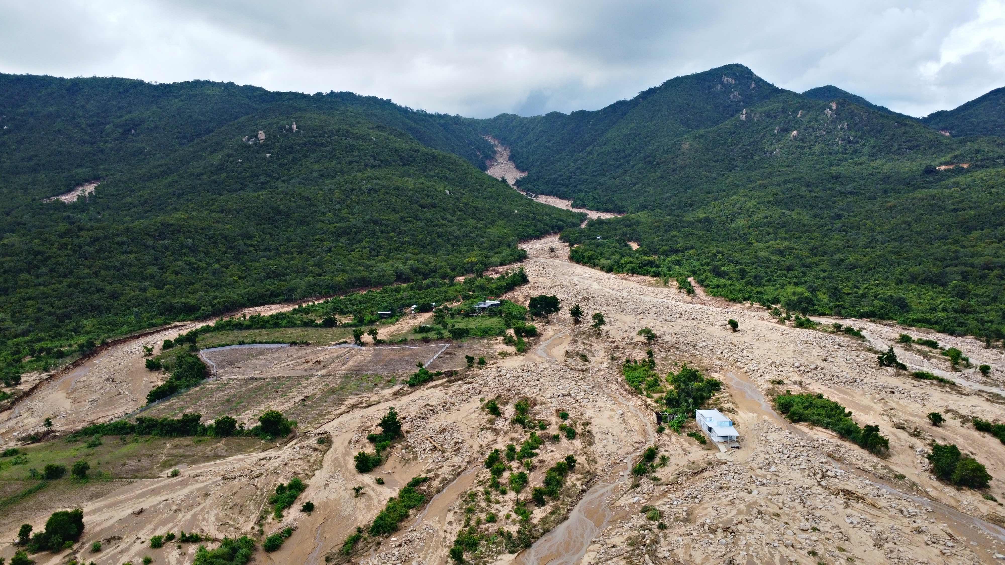 Lâm Đồng: Hình ảnh ngổn ngang sau trận lũ quét ở xã Tuy Phong