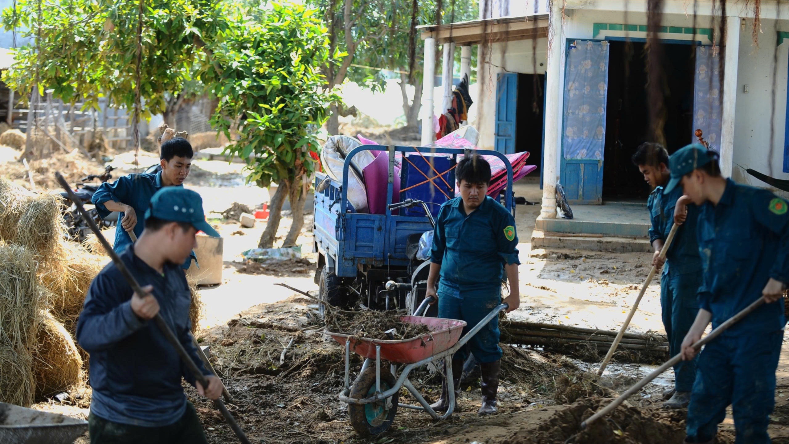 Người dân Tuy Phong gượng dậy sau đêm vỡ hồ kinh hoàng 