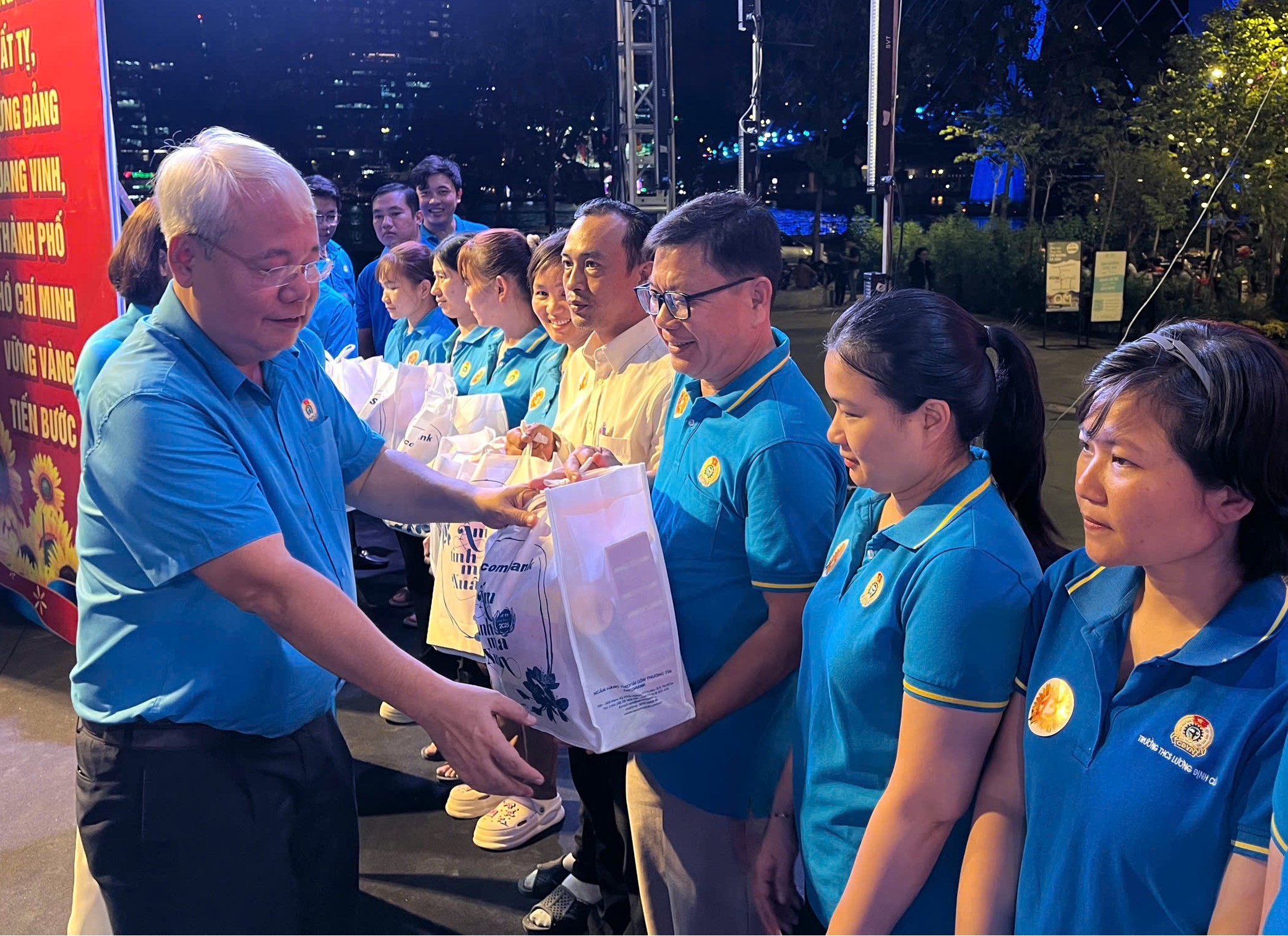 Ông Võ Khắc Thái, Chủ tịch Liên đoàn Lao động TP.HCM, hỏi thăm và tặng quà cho người lao động. Ảnh: HẢI NHI