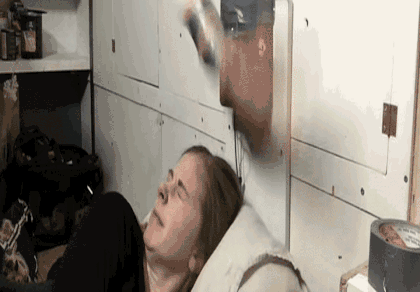 Clip: Tỉnh ngủ với chiếc đồng hồ báo thức thô lỗ nhất thế giới