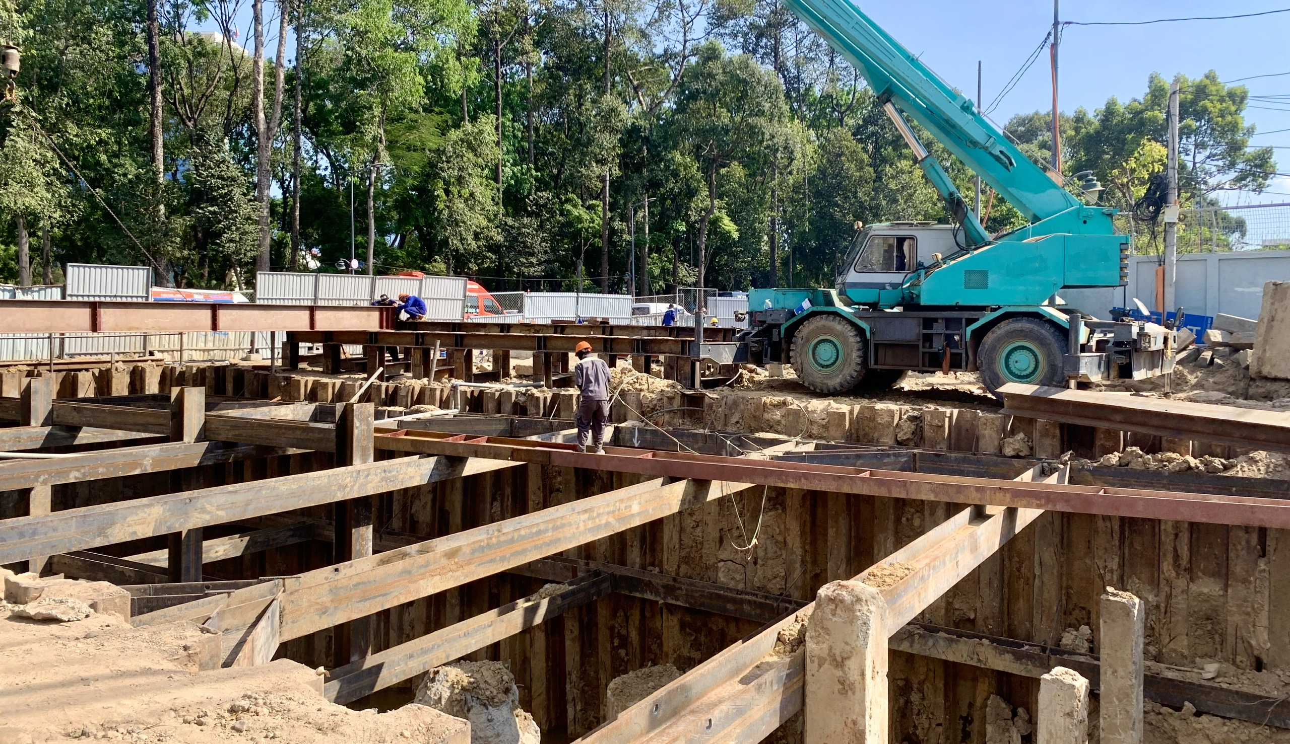 Đường Trần Quốc Hoàn tiếp tục mở rộng rào chắn, thi công cầu vượt tạm