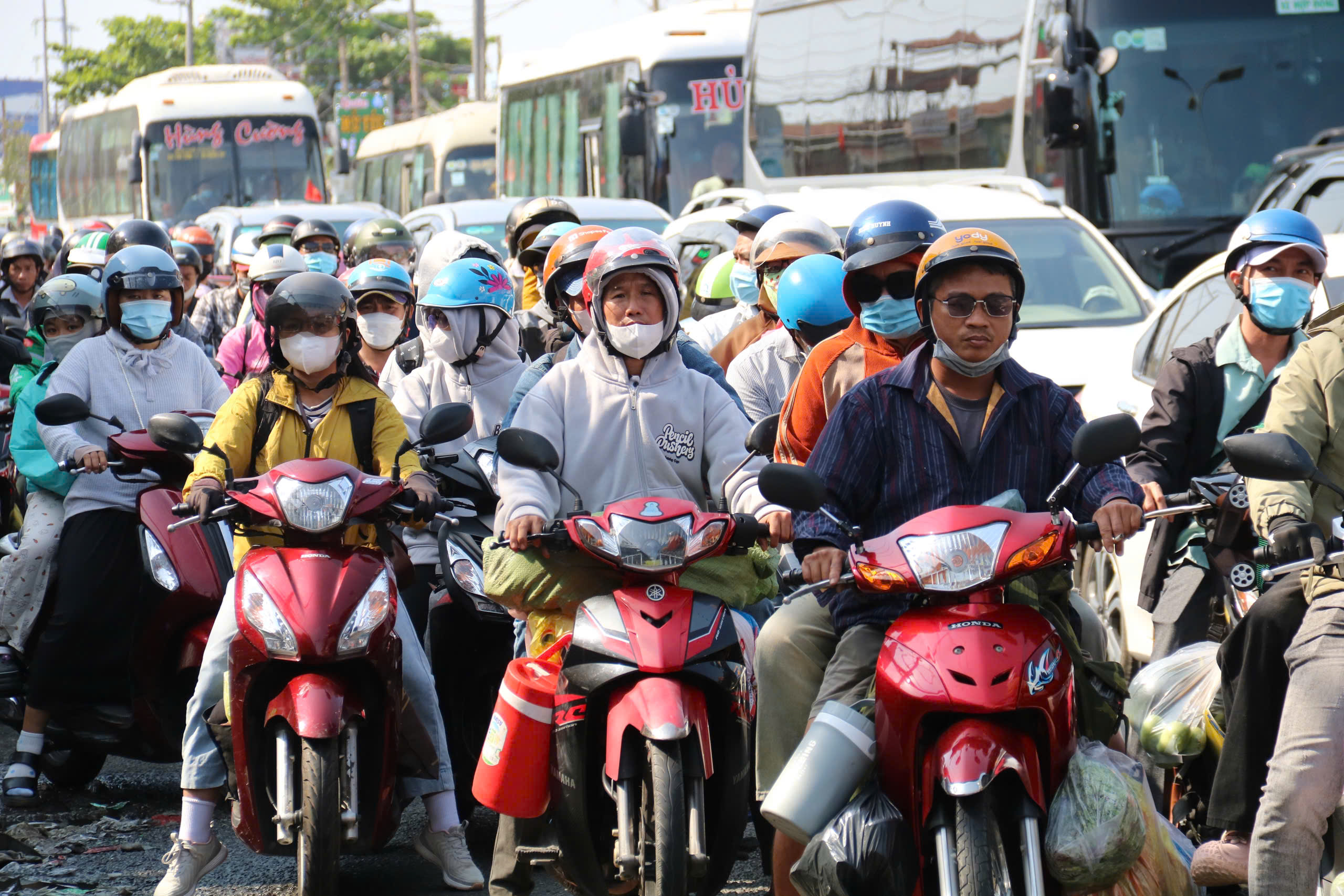 Cửa ngõ phía Tây TP.HCM nườm nượp người và phương tiện 