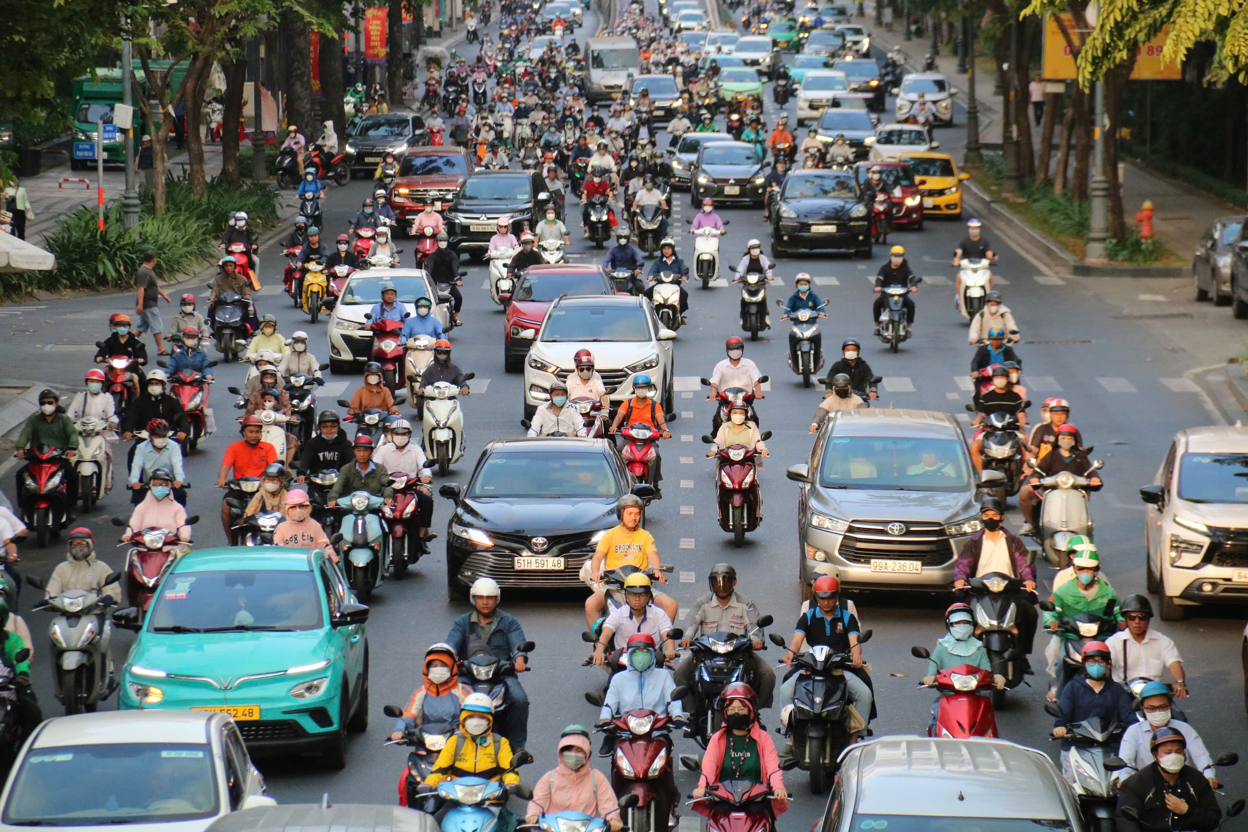 Sáng mùng 6 Tết, đường phố TP.HCM lại... đông nghẹt 