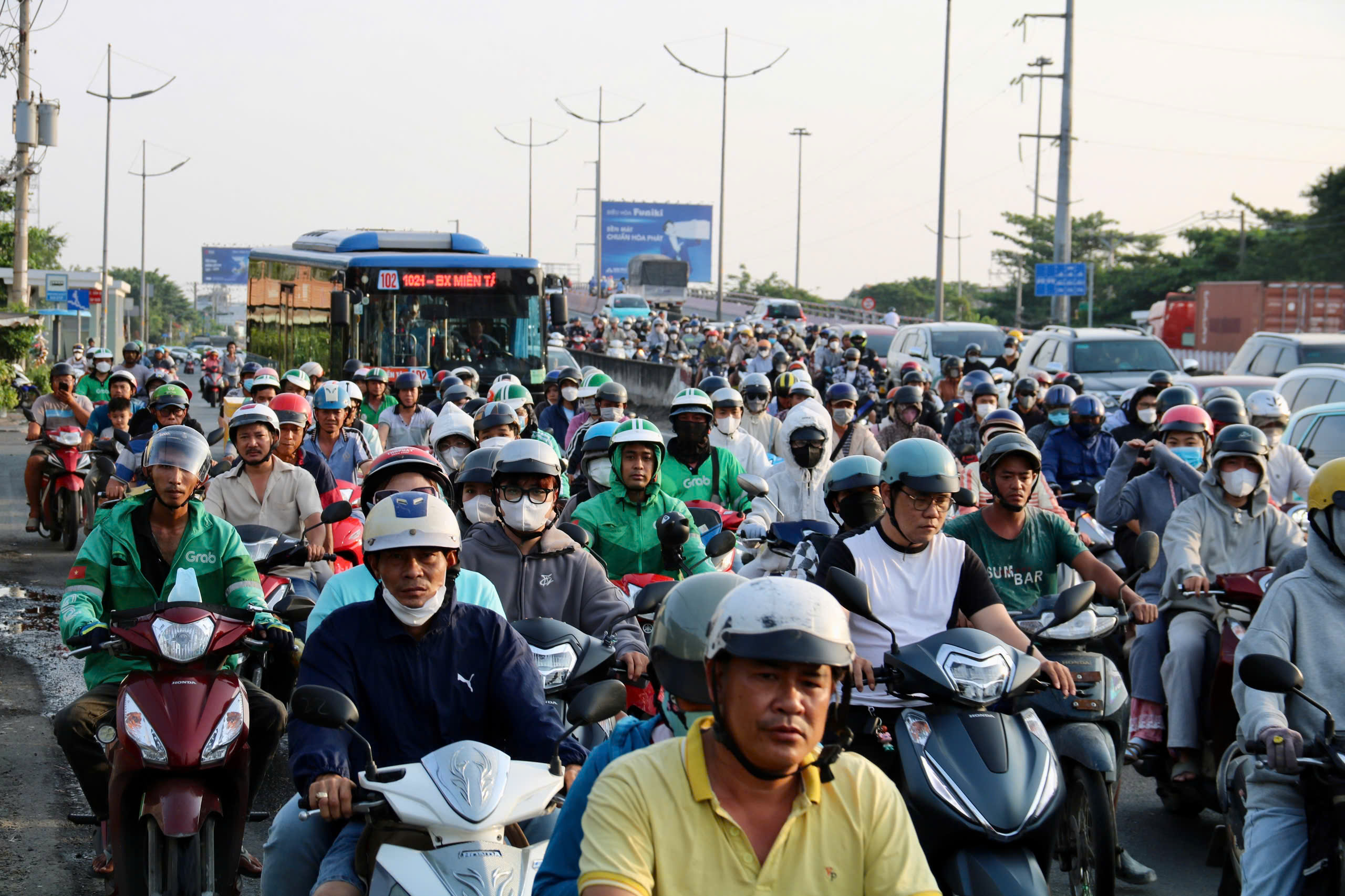 Người dân quay lại sau kì nghỉ, cửa ngõ TP.HCM phía Tây ùn ứ