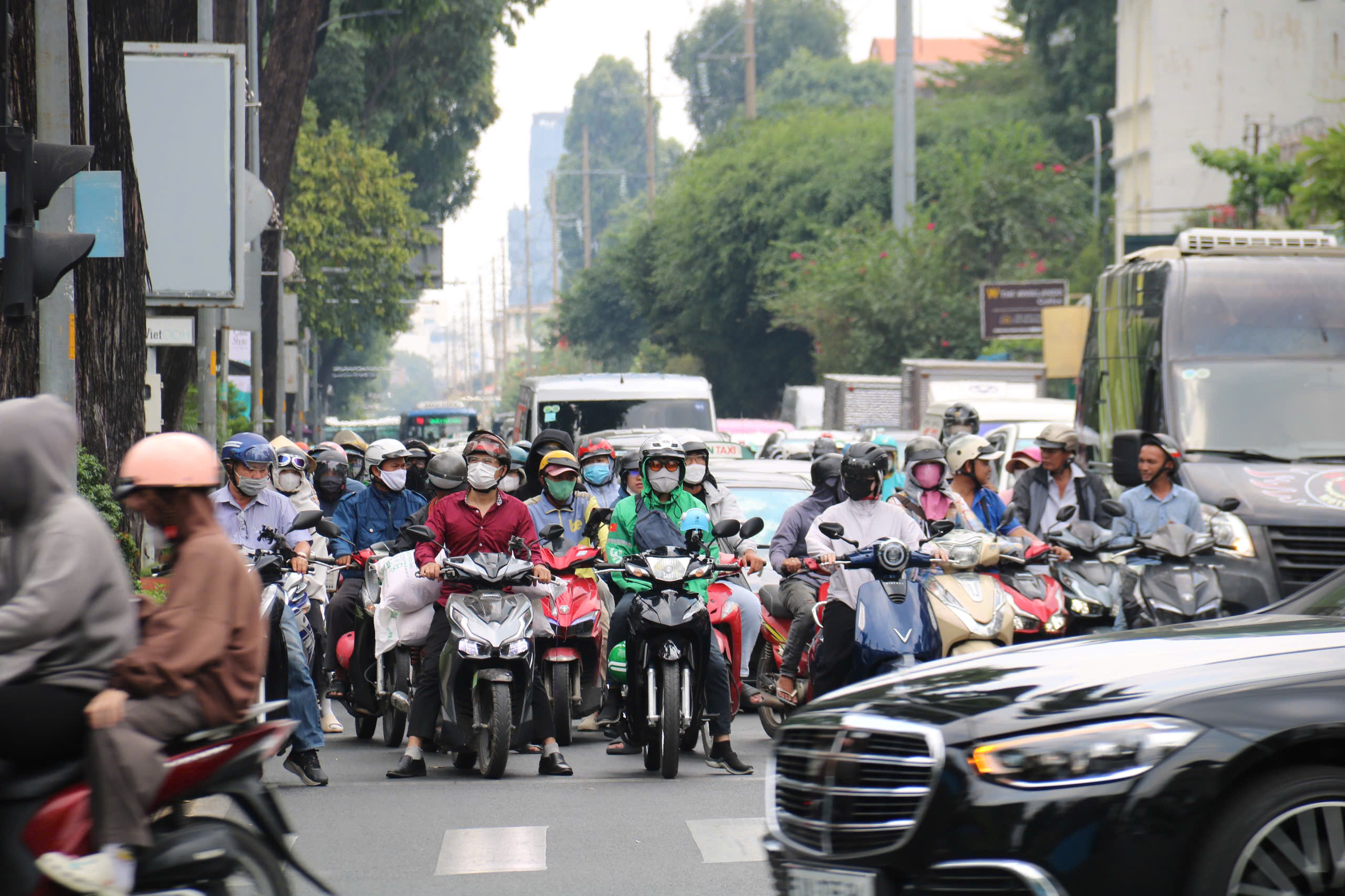 Thêm giải pháp cho xe rẽ phải, nhiều giao lộ ở TP.HCM vẫn ùn ứ