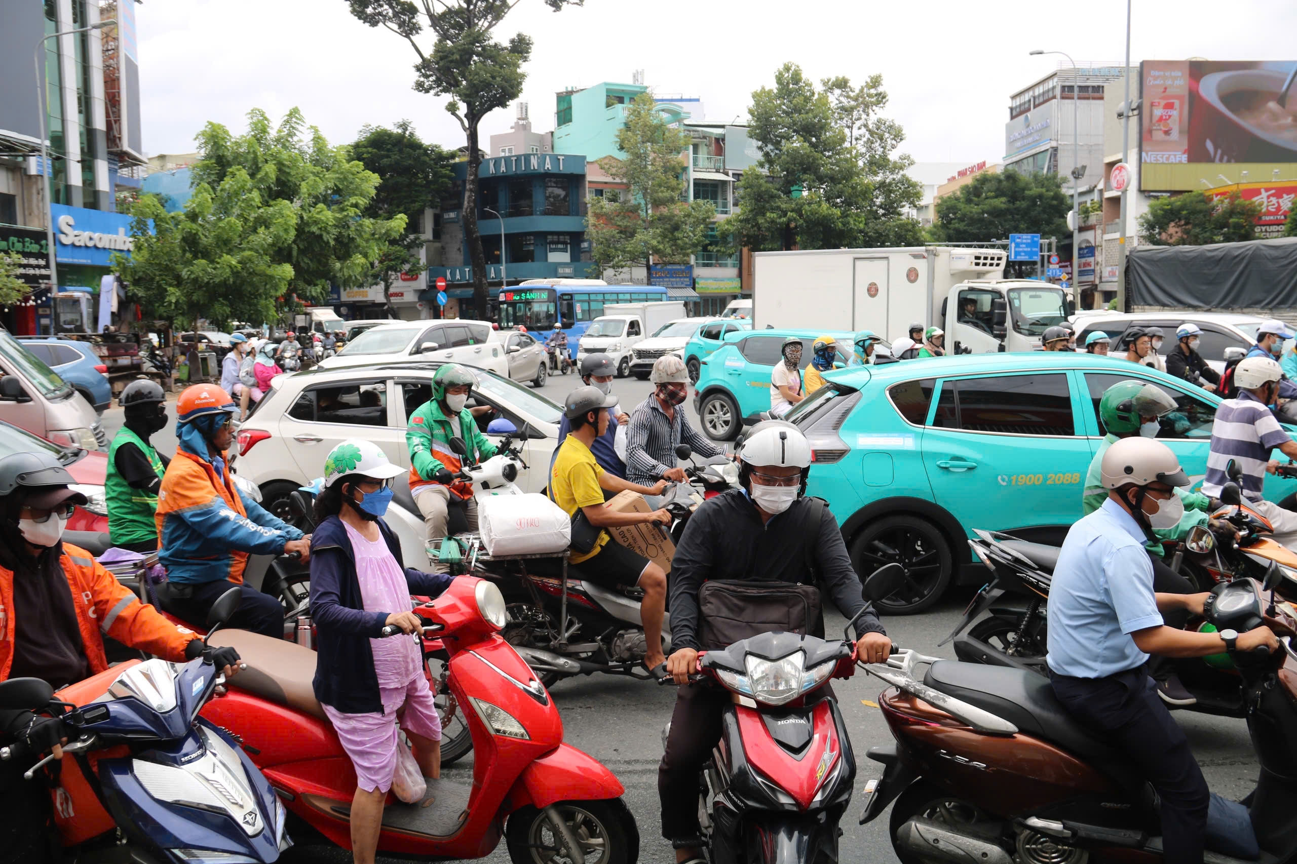 Giao thông hỗn loạn tại vòng xoay ngã 7 Điện Biên Phủ, TP.HCM