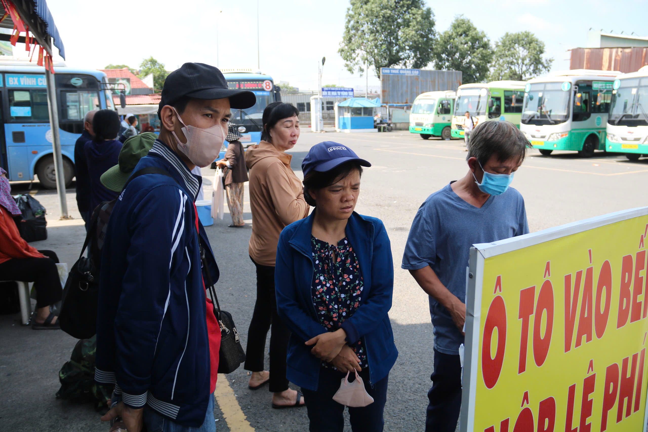 Điều chỉnh lộ trình nhiều tuyến xe buýt: Người dân than phiền, bến xe nói không hợp lý