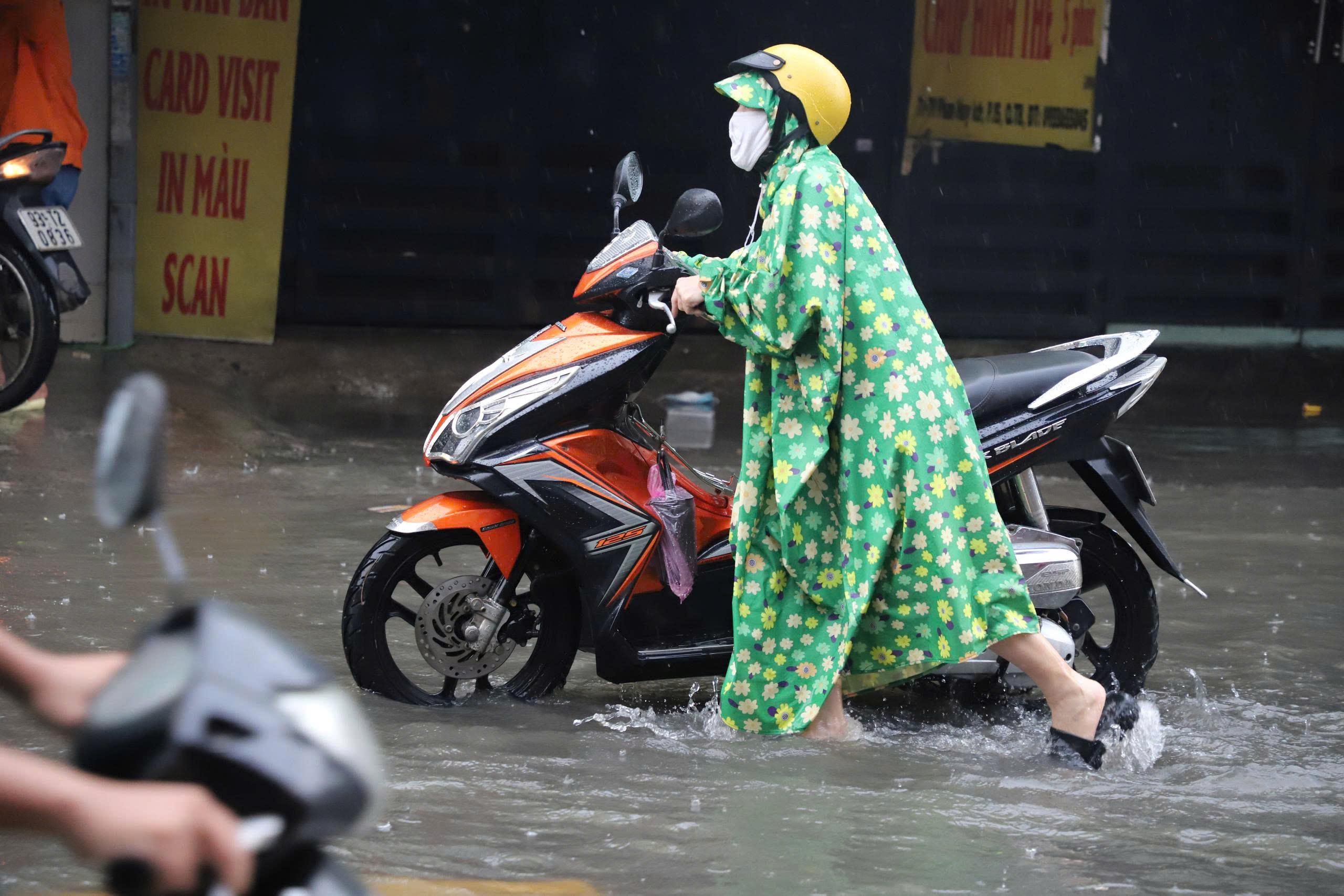 TP.HCM mưa lớn rạng sáng, nhiều tuyến đường ngập sâu, người dân vất vả đi làm