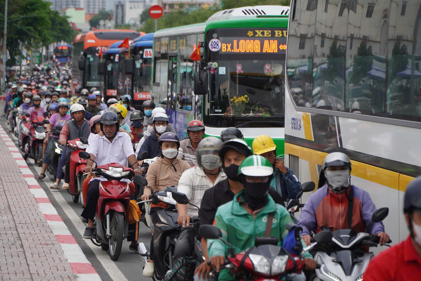 Cửa ngõ phía Tây kẹt cứng, hơn 2000 xe khách xuất bến về miền Tây 