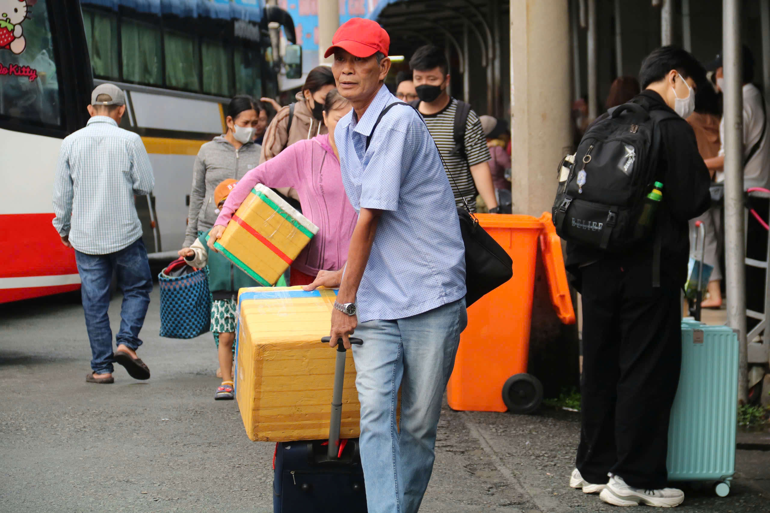 Người dân ùn ùn về quê, bến xe miền Tây đón lượng khách 'đạt đỉnh'