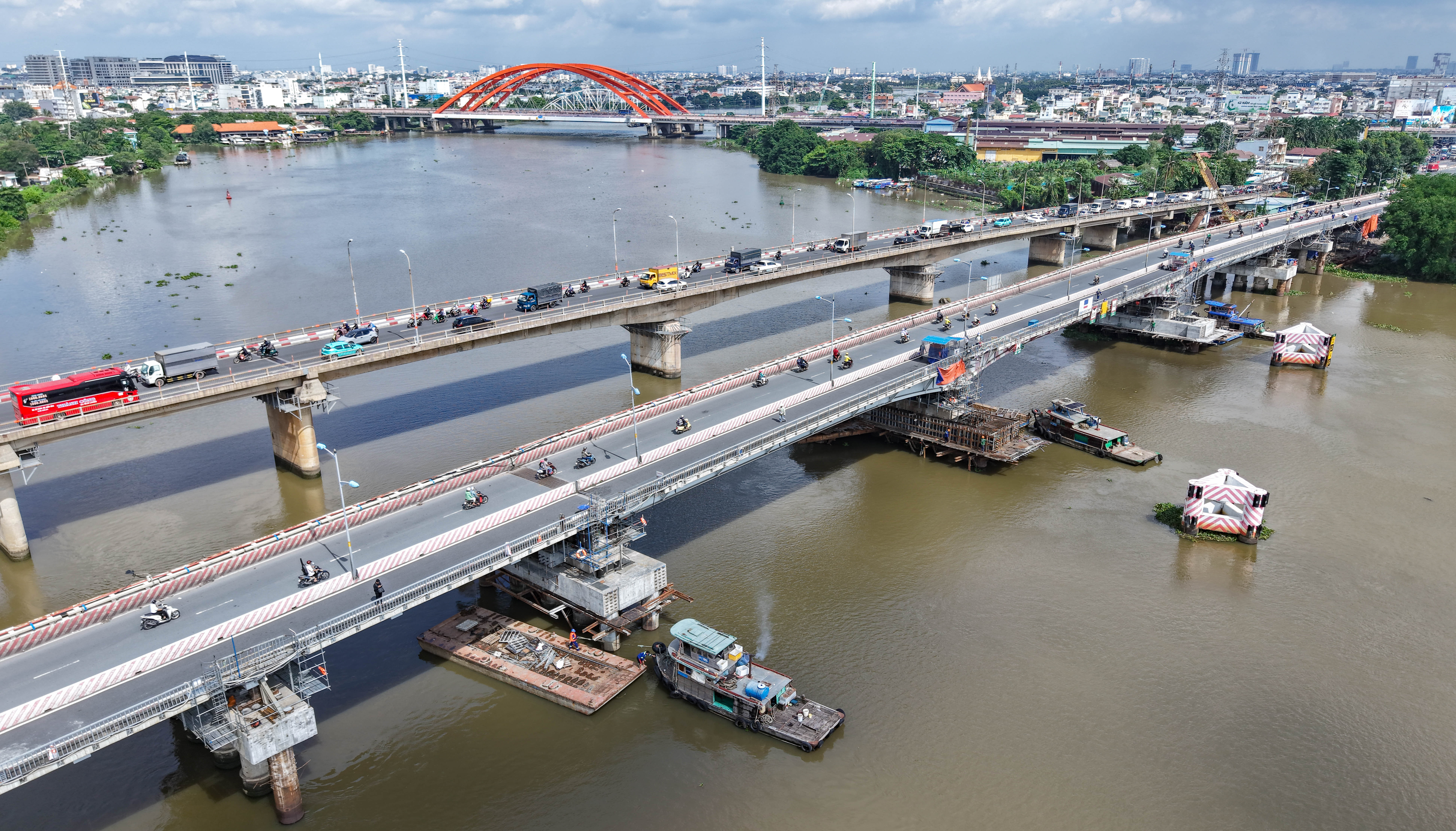 Ngắm cầu Bình Triệu 1 sau hoàn tất kích nâng, lên cao thêm 1,08m