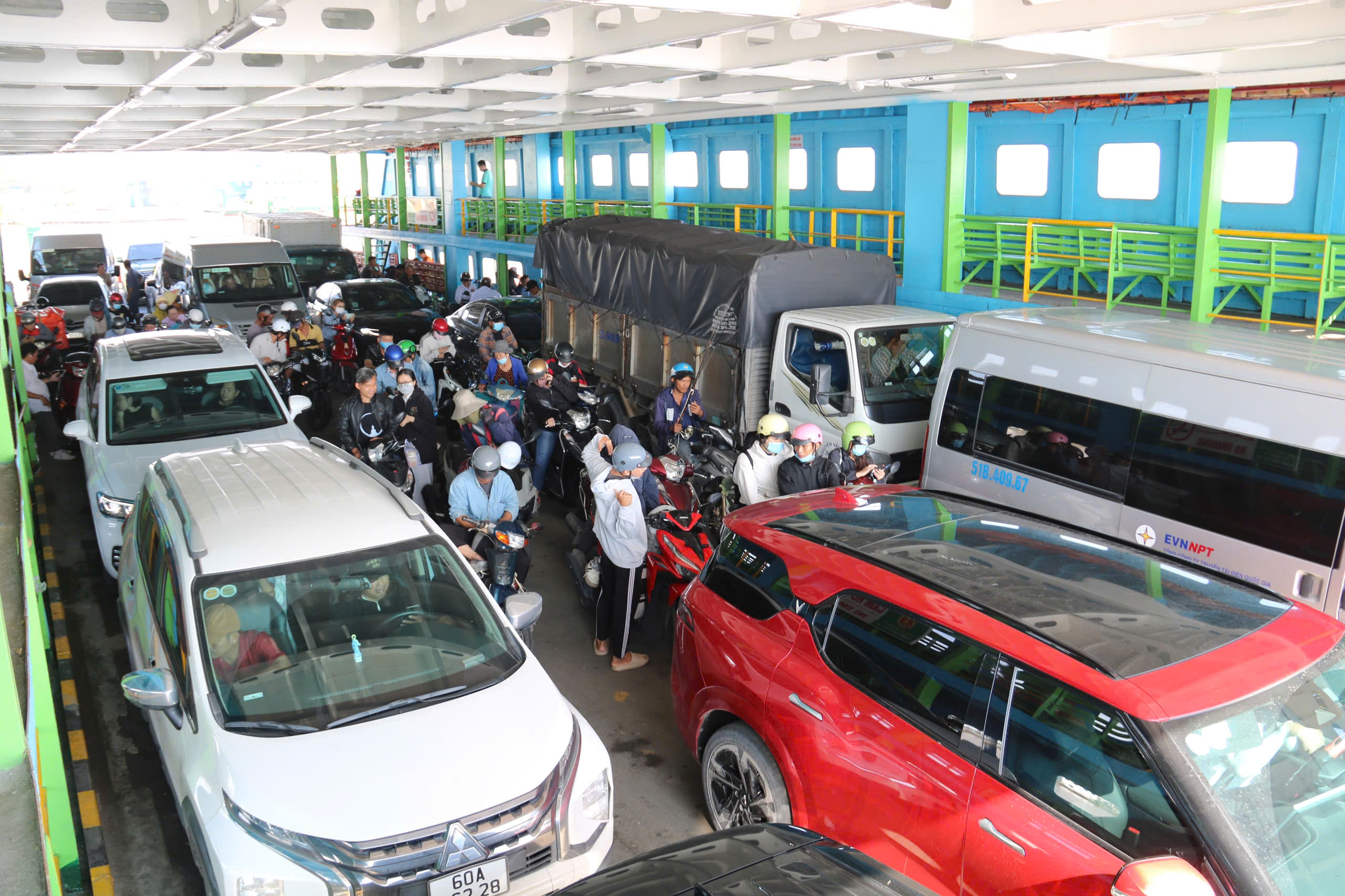 'Giải cứu' phà Bình Khánh giữa lúc người dân chờ cầu Cần Giờ