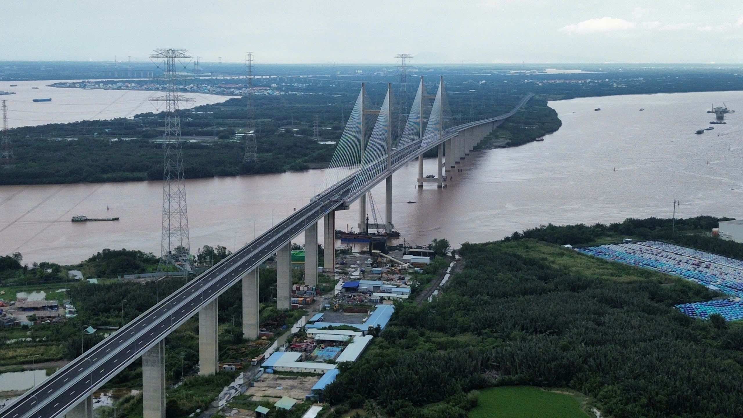 Cầu dây văng tĩnh không cao nhất Việt Nam đã hoàn thành, nhưng chưa thể cho xe chạy