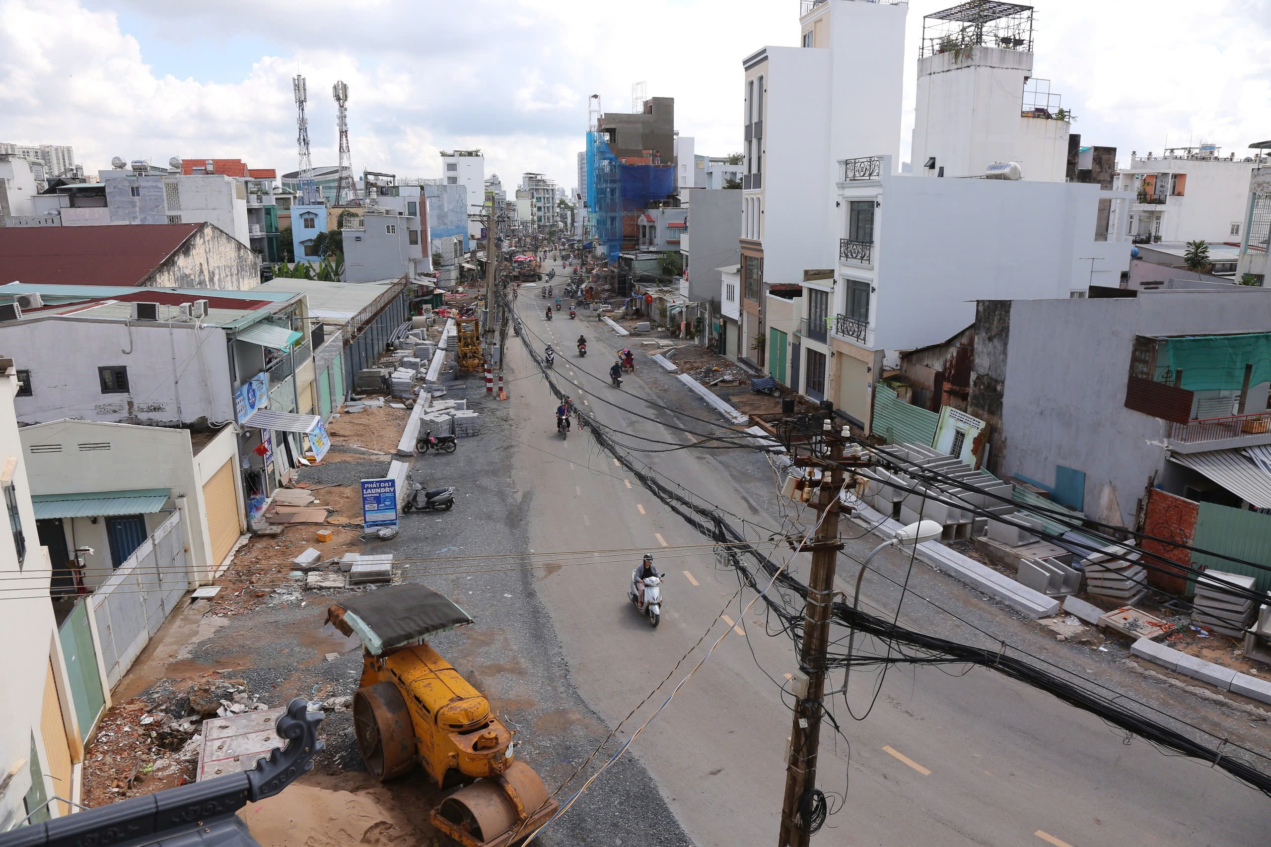 TP.HCM: Đường Chu Văn An mở rộng sắp xong, trụ điện vẫn án ngữ