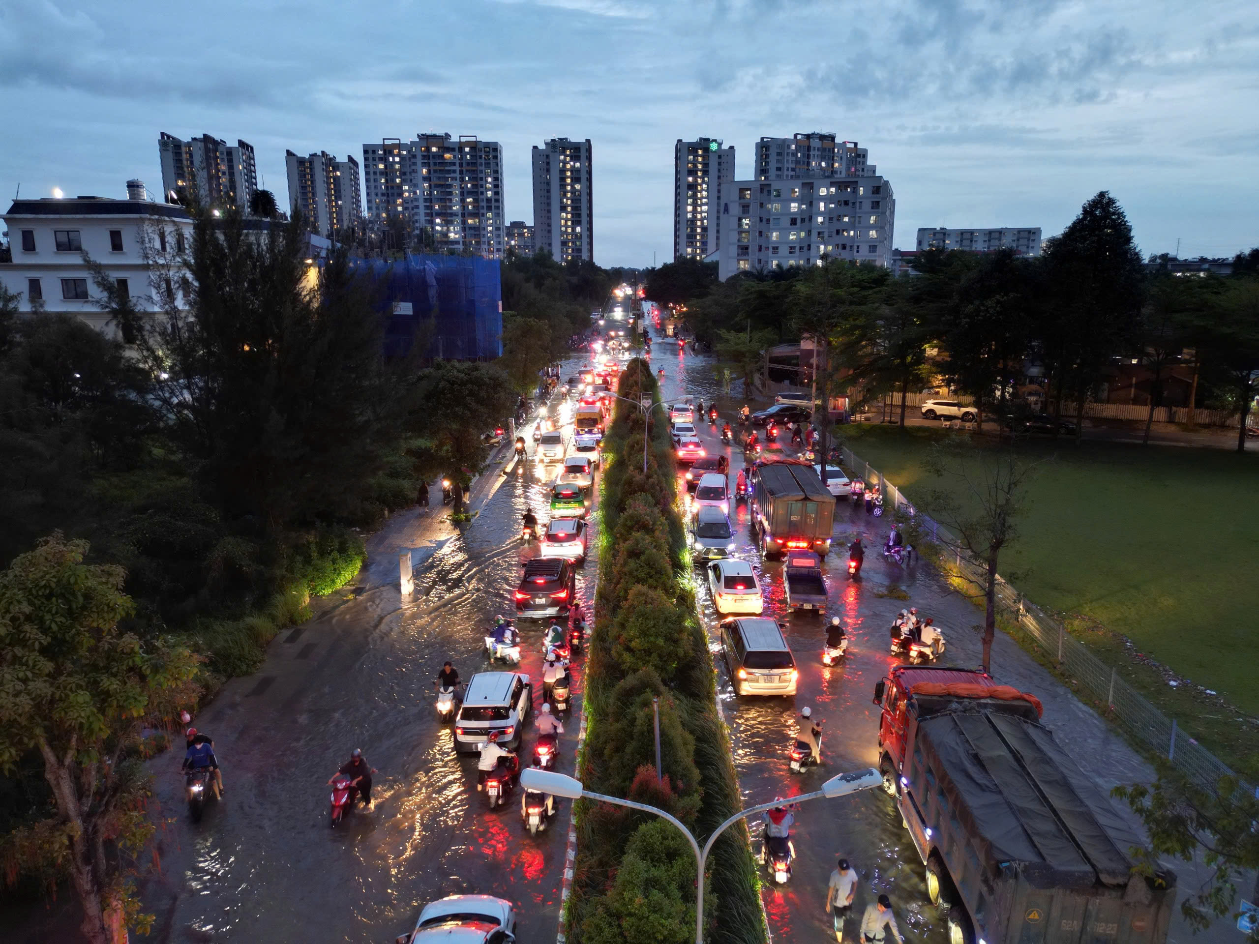 TP.HCM: Đến tối, nhiều tuyến đường vẫn ùn ứ vì triều cường dâng cao