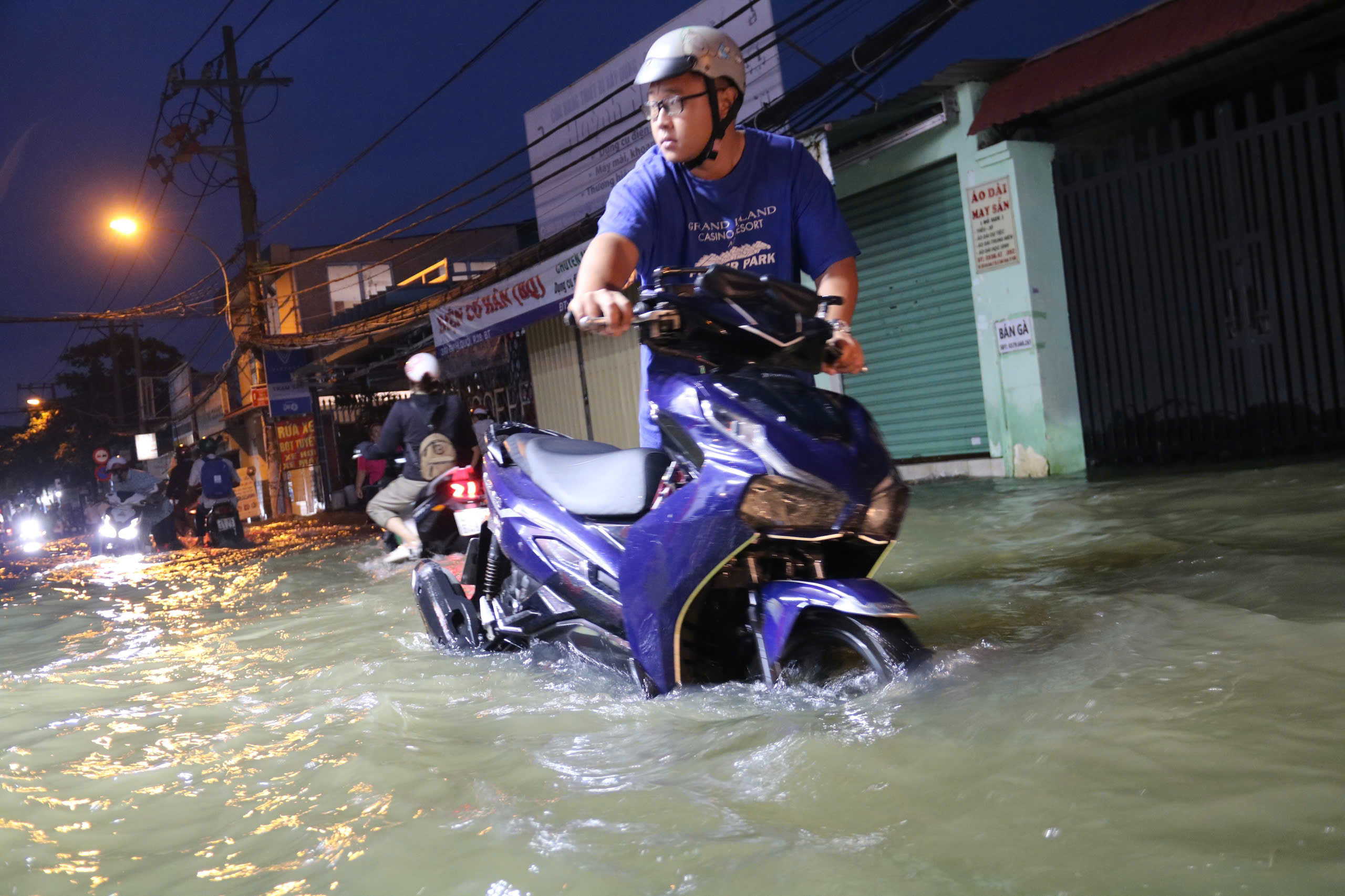 TP.HCM: Xe chết máy hàng loạt, đường hóa sông trong ngày triều cường vượt mốc lịch sử