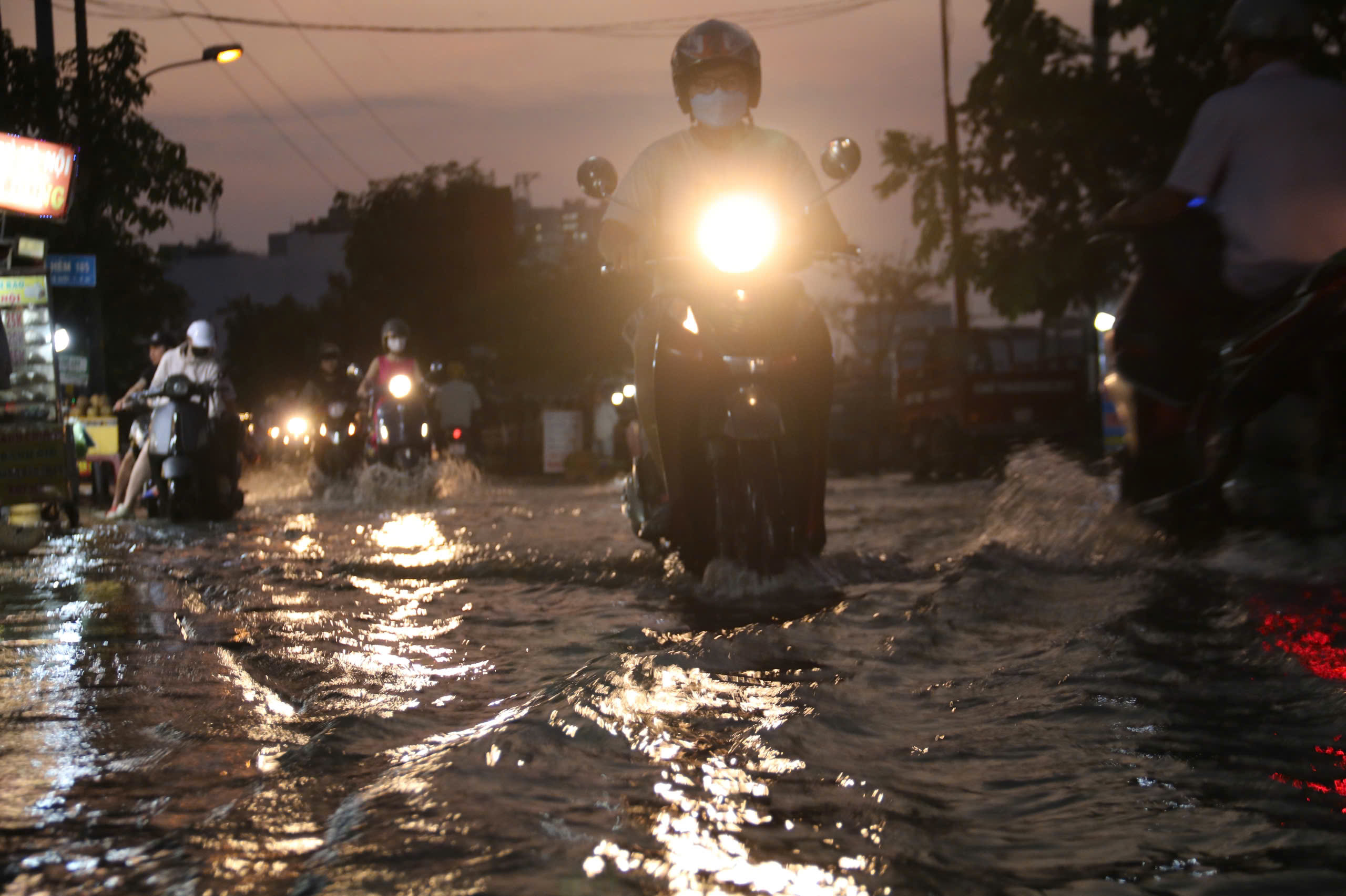 Người dân TP.HCM lội nước về nhà trong ngày triều cường đạt đỉnh
