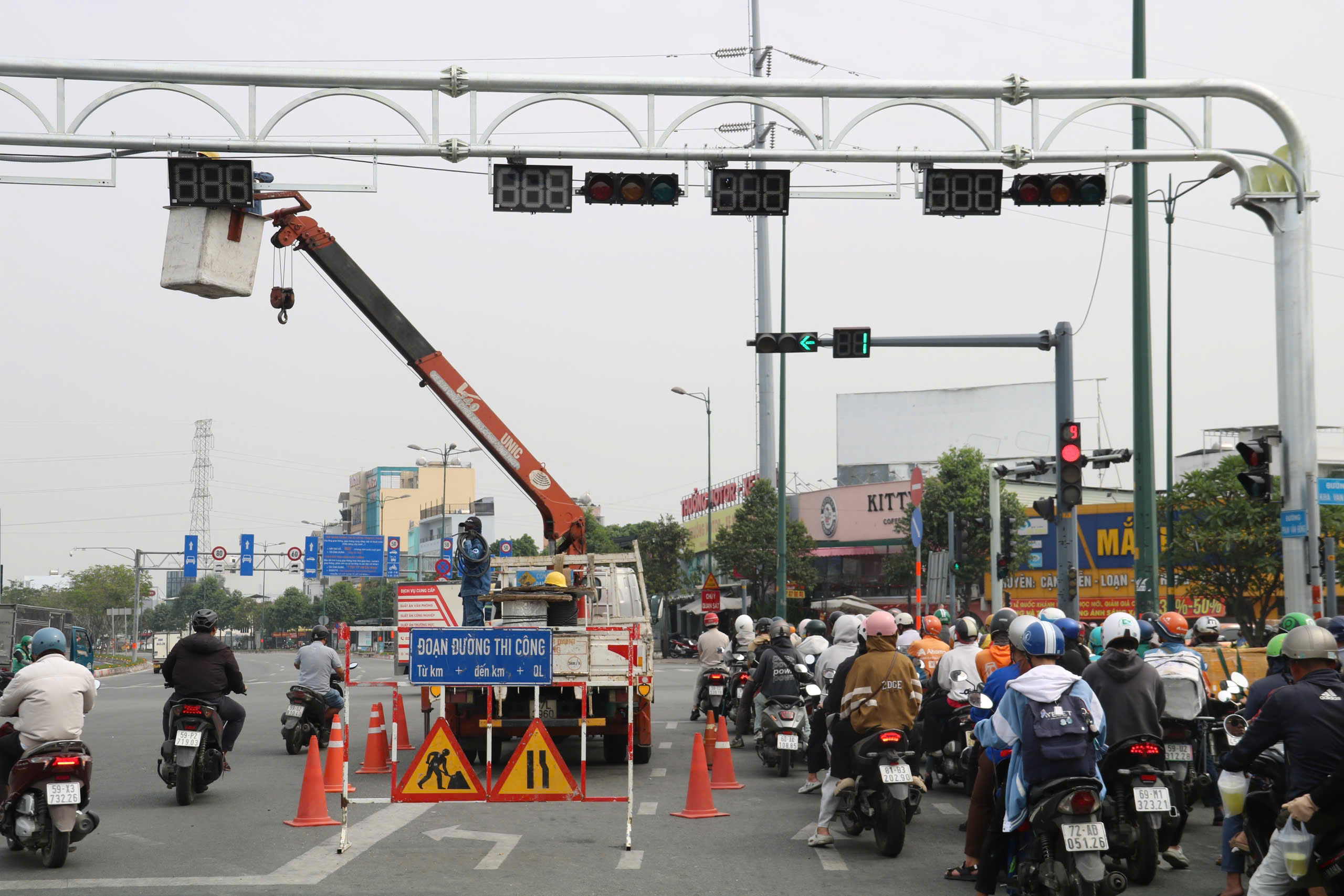 TP.HCM thay mới hàng loạt đèn tín hiệu giao thông tại các giao lộ