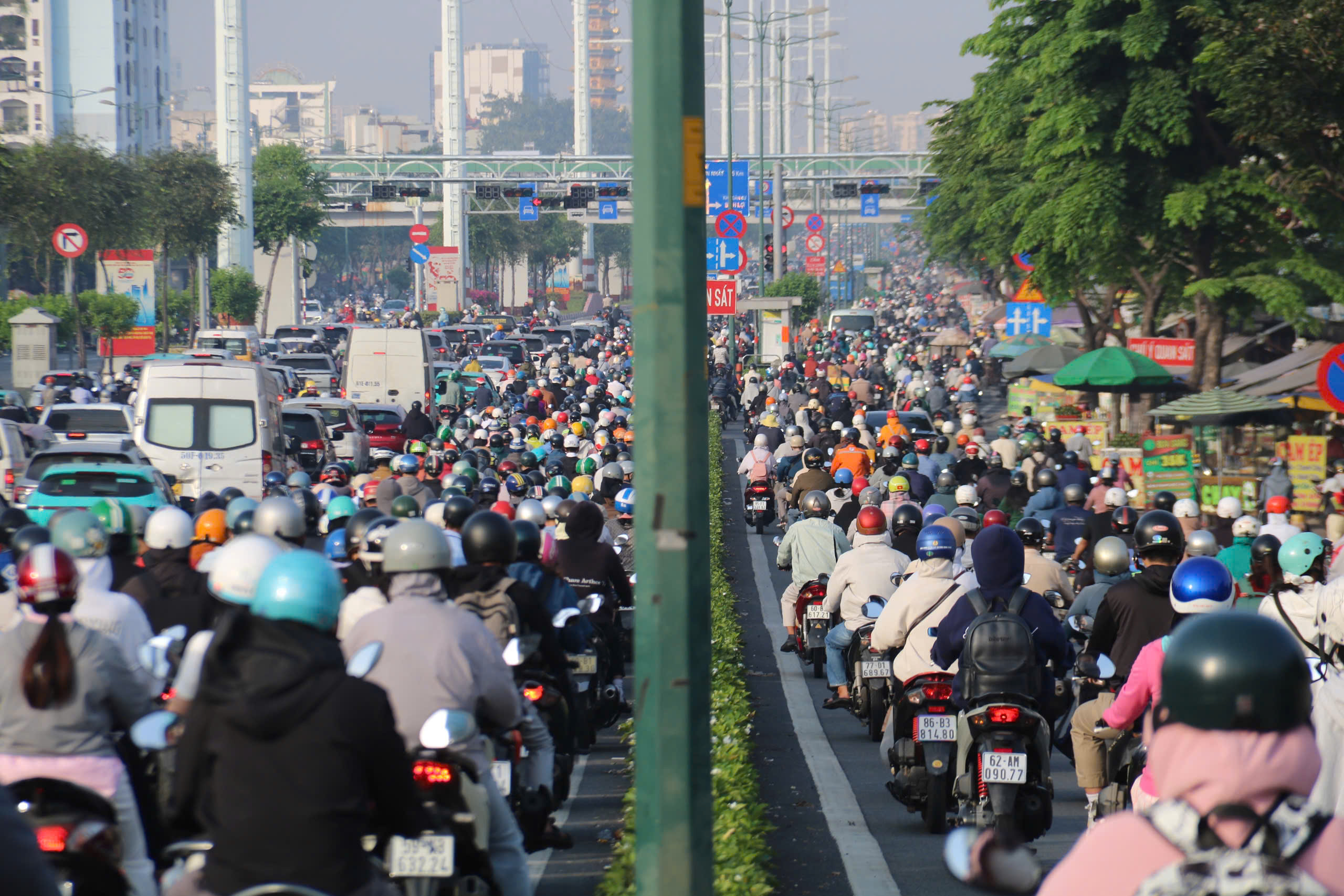 Ngày làm việc đầu năm, đường phố TP.HCM ken đặc phương tiện, ùn ứ khắp nơi