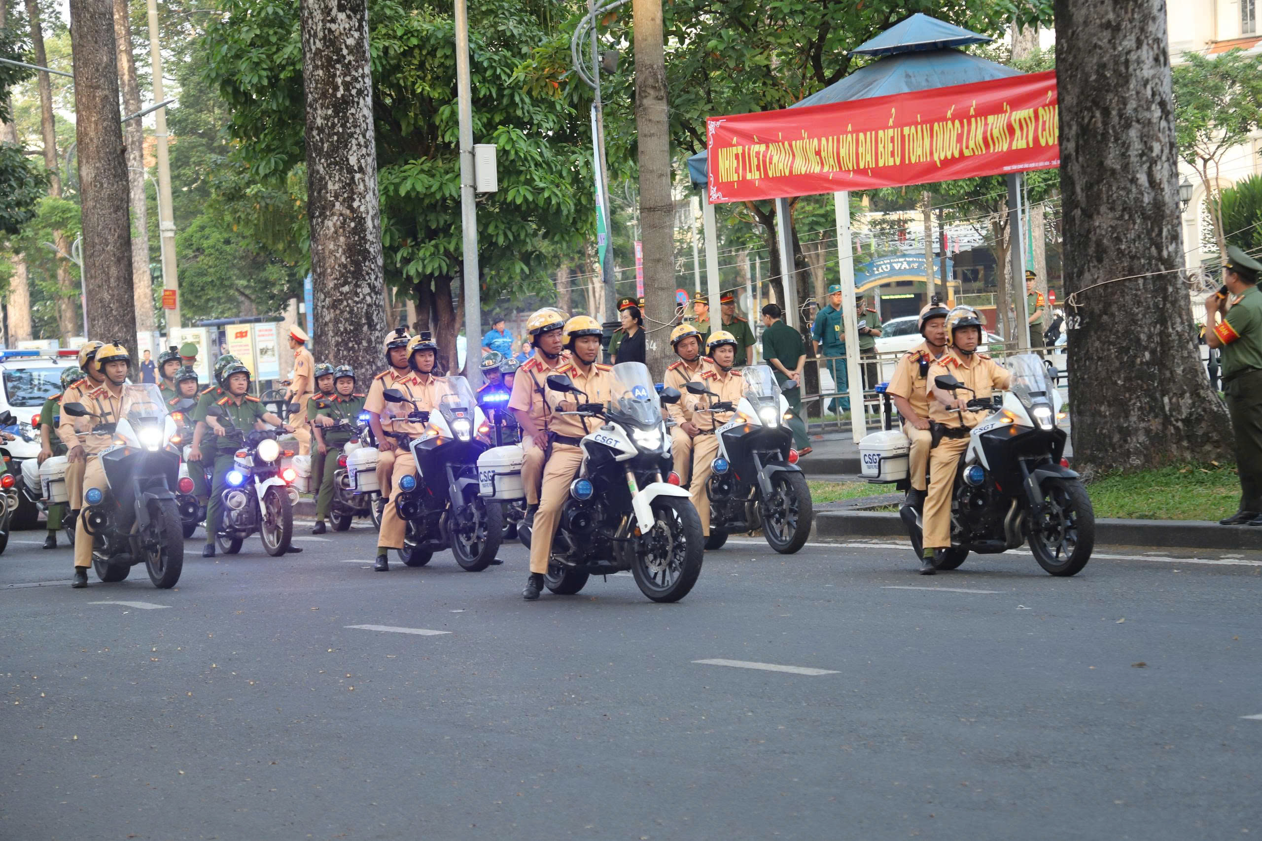 TP.HCM ra quân xử lý lấn chiếm vỉa hè, lòng đường, xe dù bến cóc