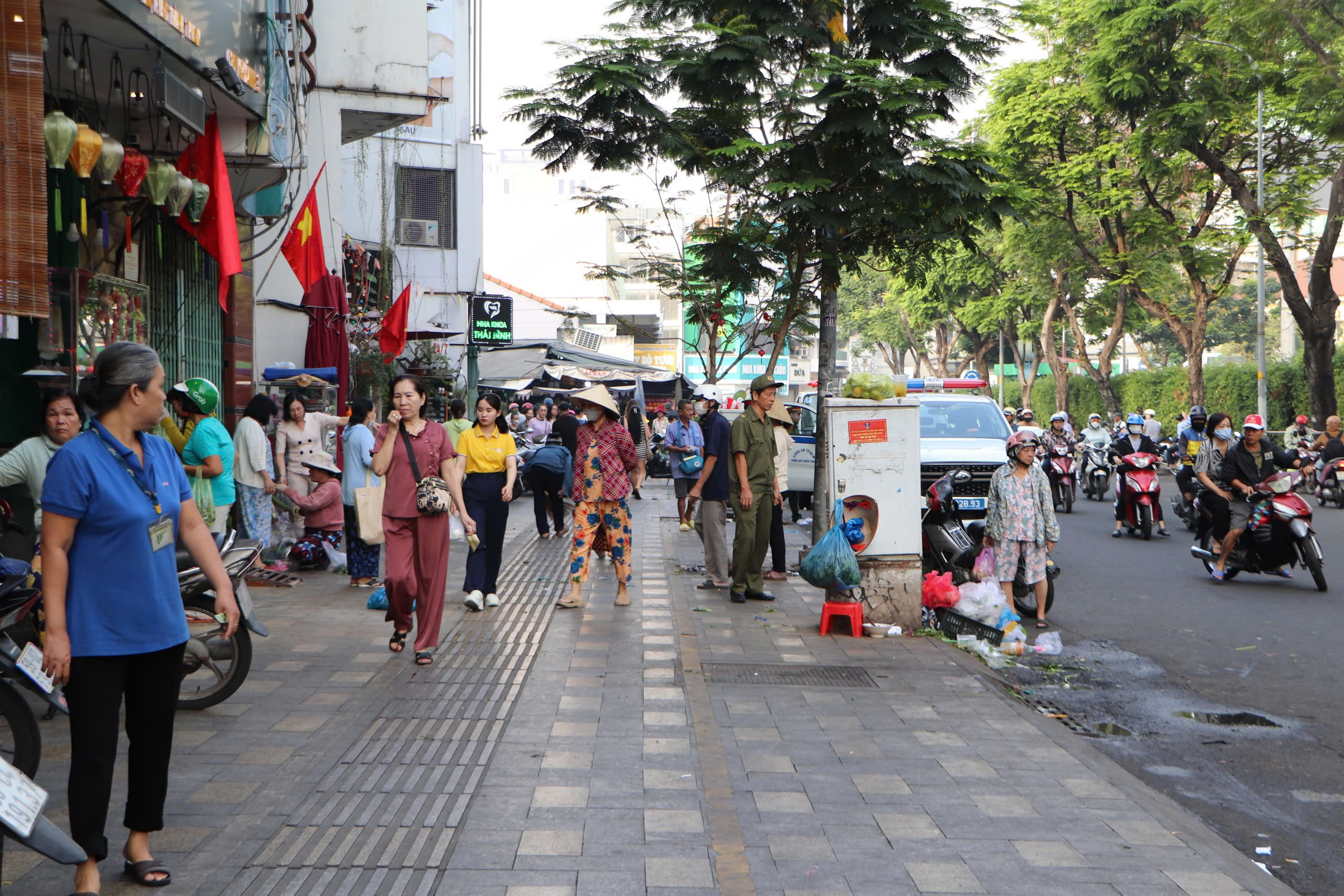 Hình ảnh khác lạ của vỉa hè, lòng đường trung tâm TP.HCM 