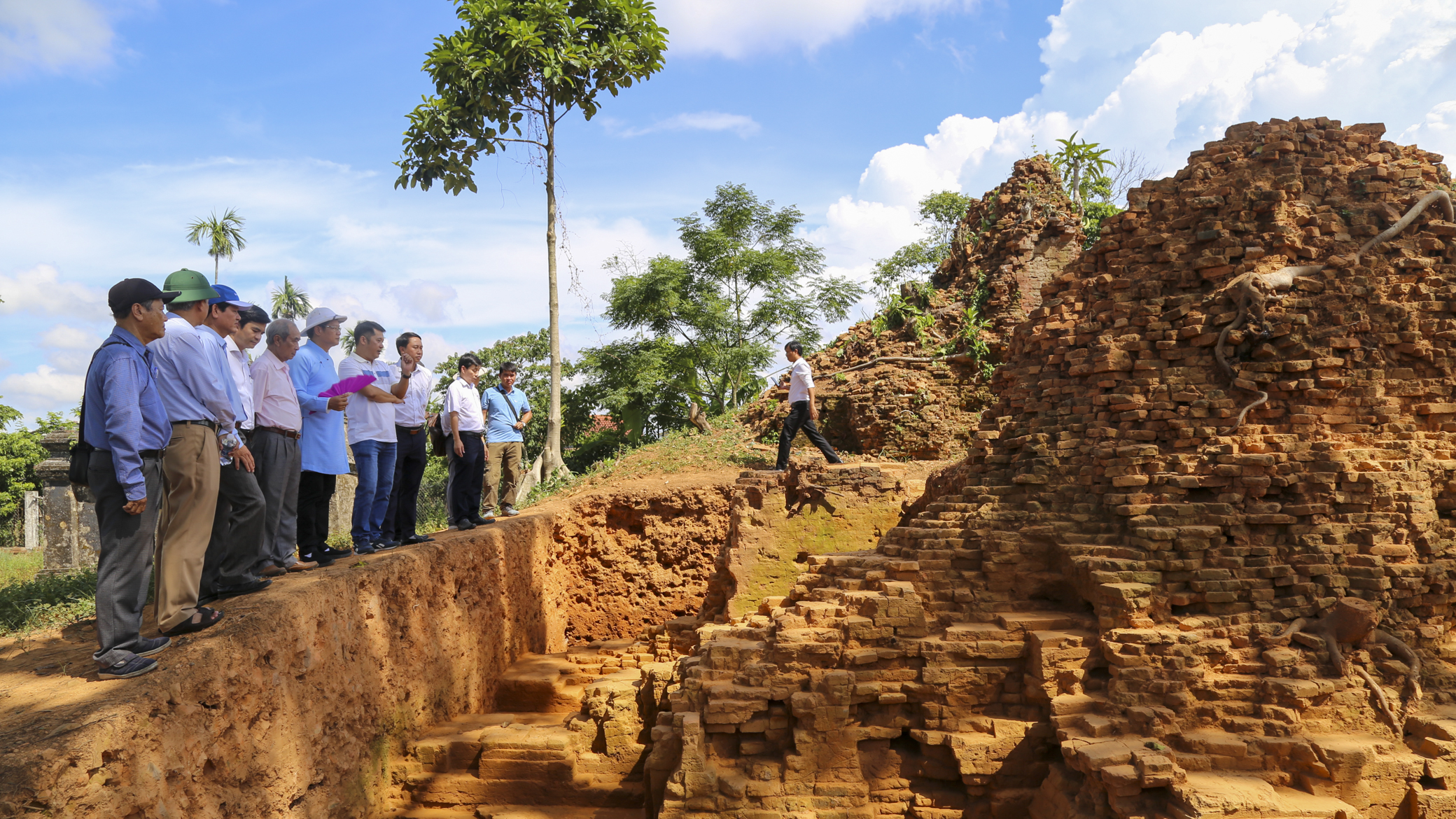 Nhiều phát hiện mới khi khai quật tháp đôi Chămpa 1.000 năm tuổi
